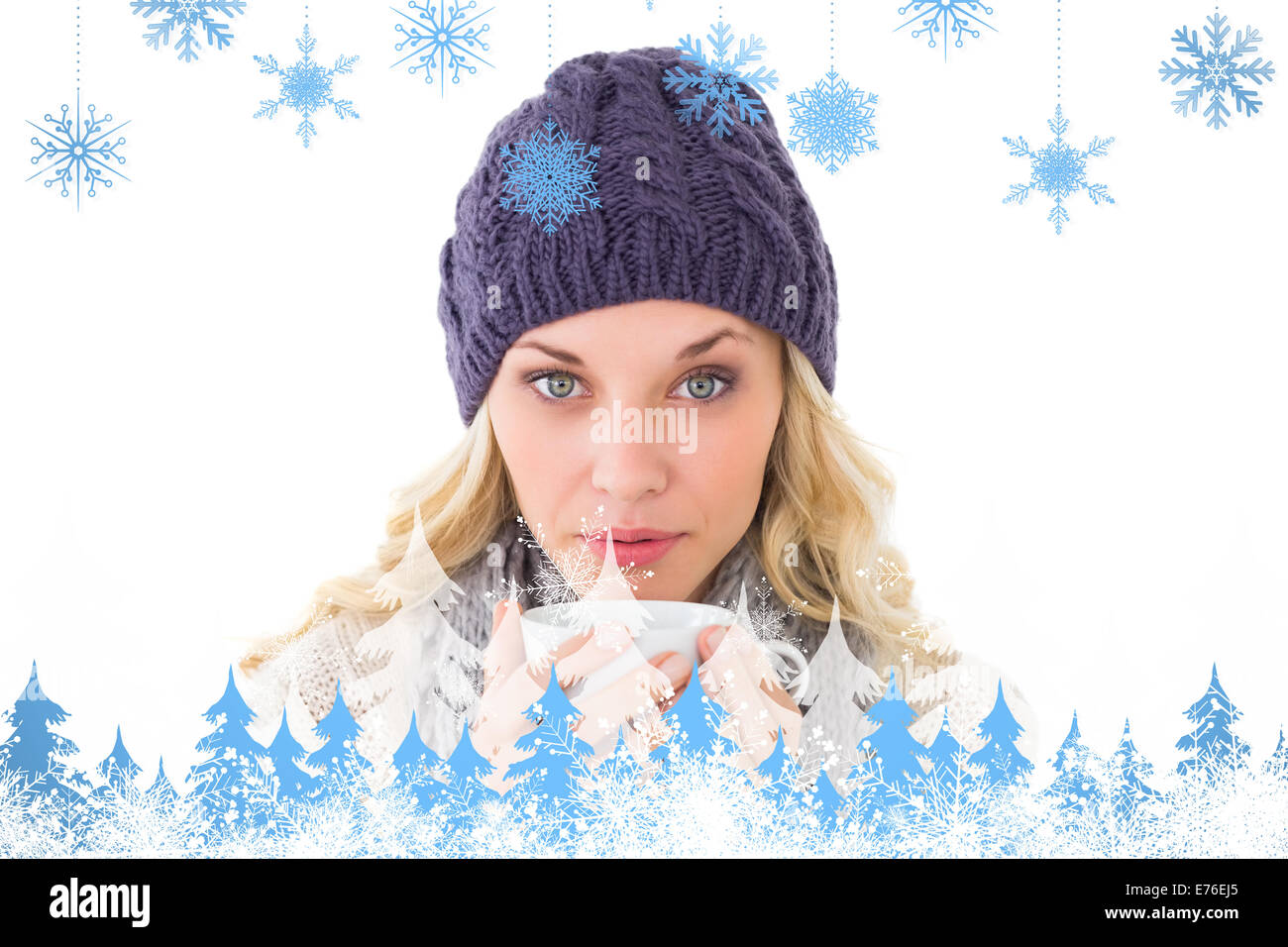 Image composite de jolie blonde en hiver fashion holding mug Banque D'Images