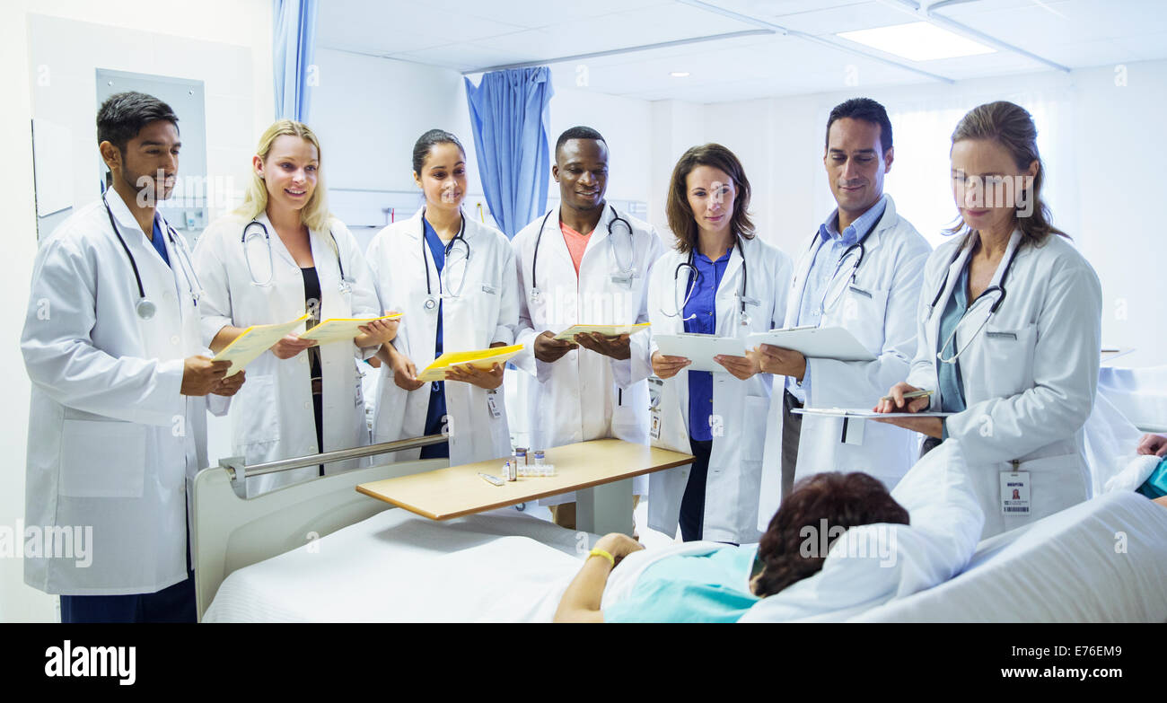 Médecin et patient examen résidents in hospital room Banque D'Images