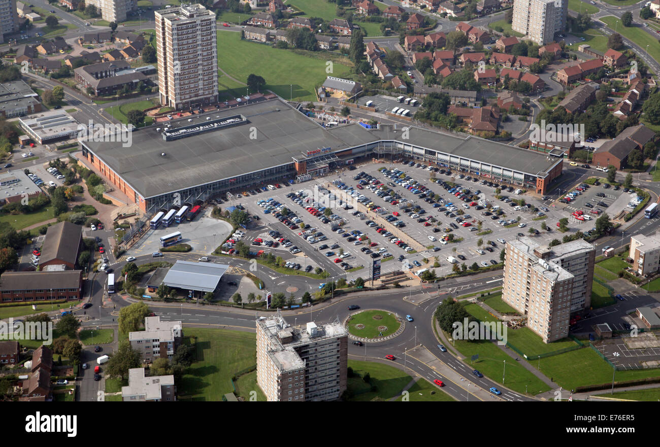Vue aérienne de Seacroft Green Shopping Centre Leeds, Royaume-Uni, avec un supermarché Tesco Extra Banque D'Images