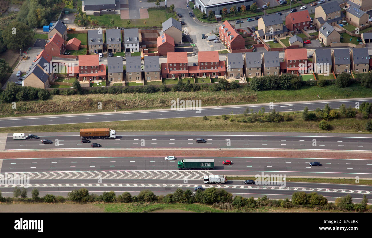 Vue aérienne d'une habitation neuve construite à côté de l'autoroute M1 près de Leeds, UK Banque D'Images