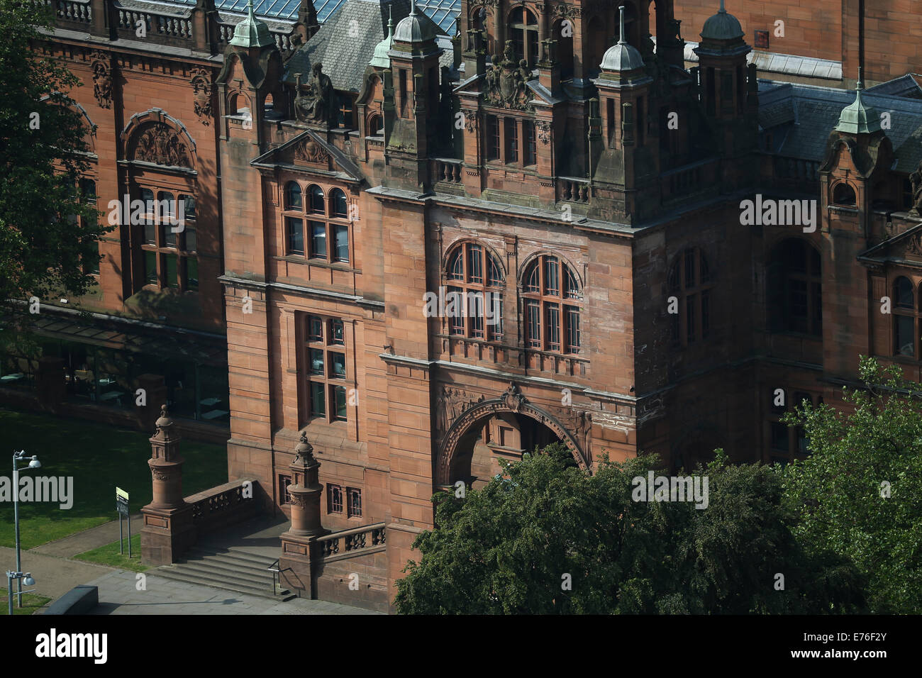 Vue aérienne de Kelvingrove Art Gallery and Museum de Glasgow University tower Banque D'Images