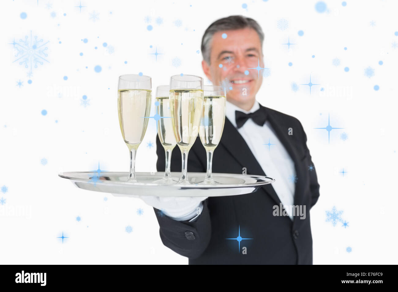 Image composite de waiter serving tray plein de verres à champagne Banque D'Images Image composite de waiter serving tray plein de verres à champagne Banque D'Images