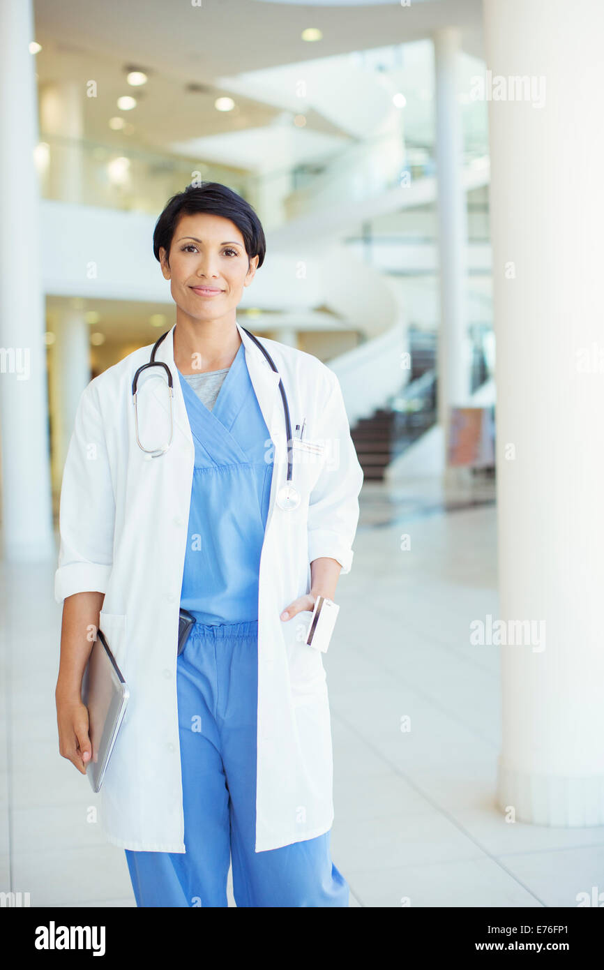 Doctor smiling in hospital Banque D'Images