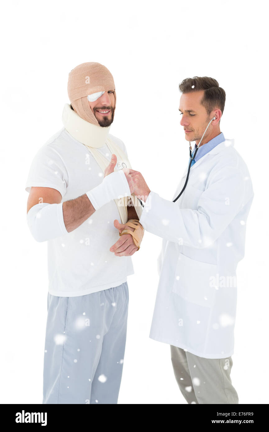 Image composite du docteur auscultating patient lié à bandage with stethoscope Banque D'Images