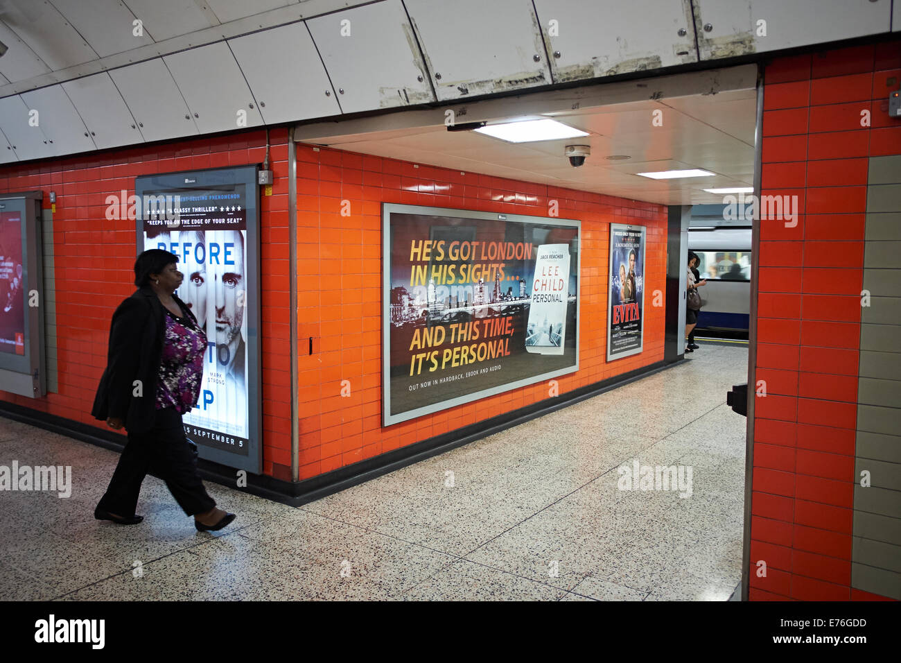 Londres - la publicité de la thésaurisation ou adshel autour de la station de métro Green Park adshell Banque D'Images