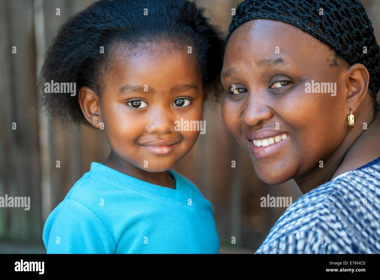 Visage tourné de peu d'African girl avec maman à l'extérieur. Banque D'Images