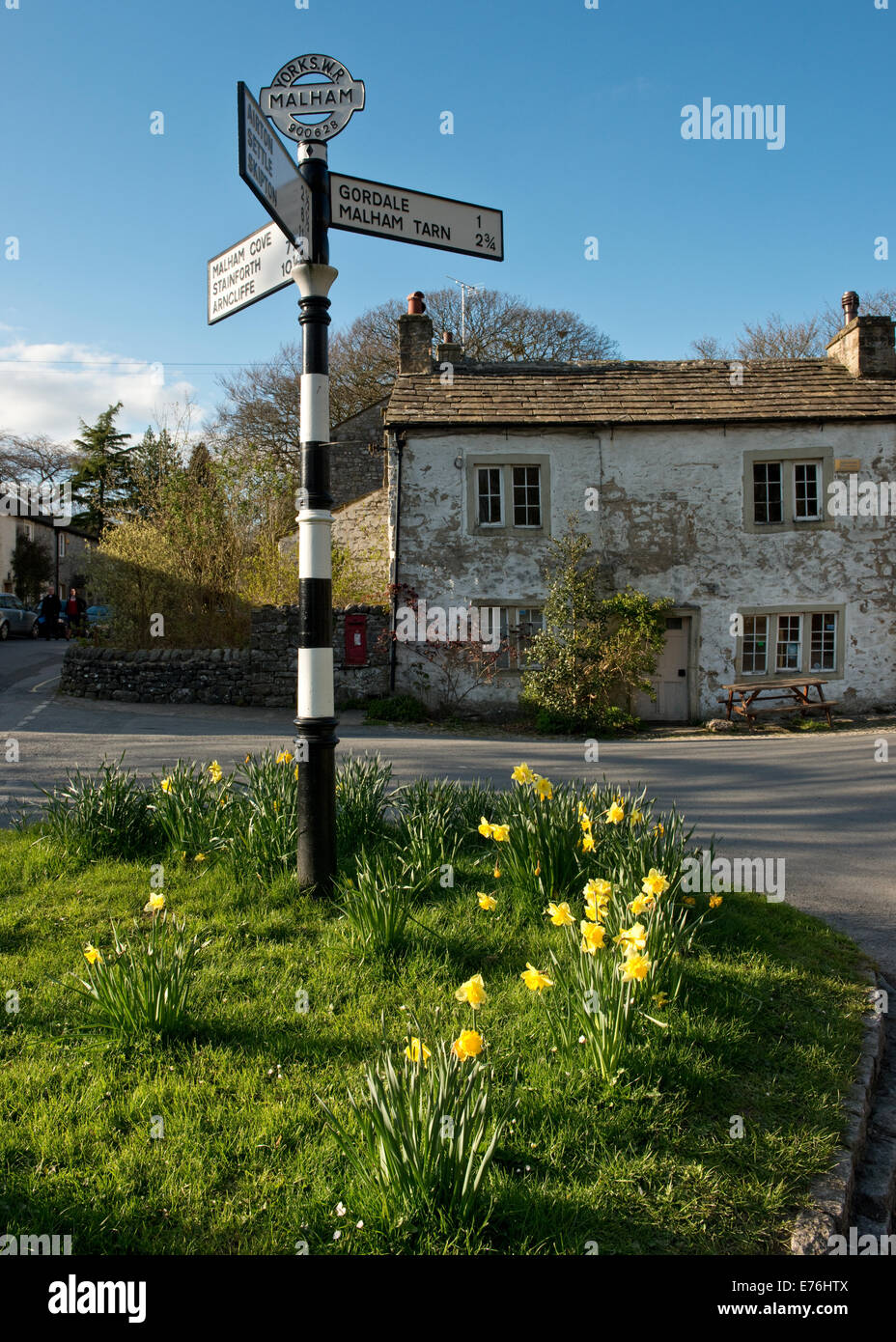 Signer et traverser des routes pour malham village, North Yorkshire Banque D'Images