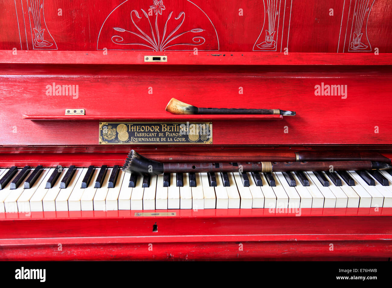 Theodor rouge Piano Paris photographié en Arménie, Erevan Banque D'Images