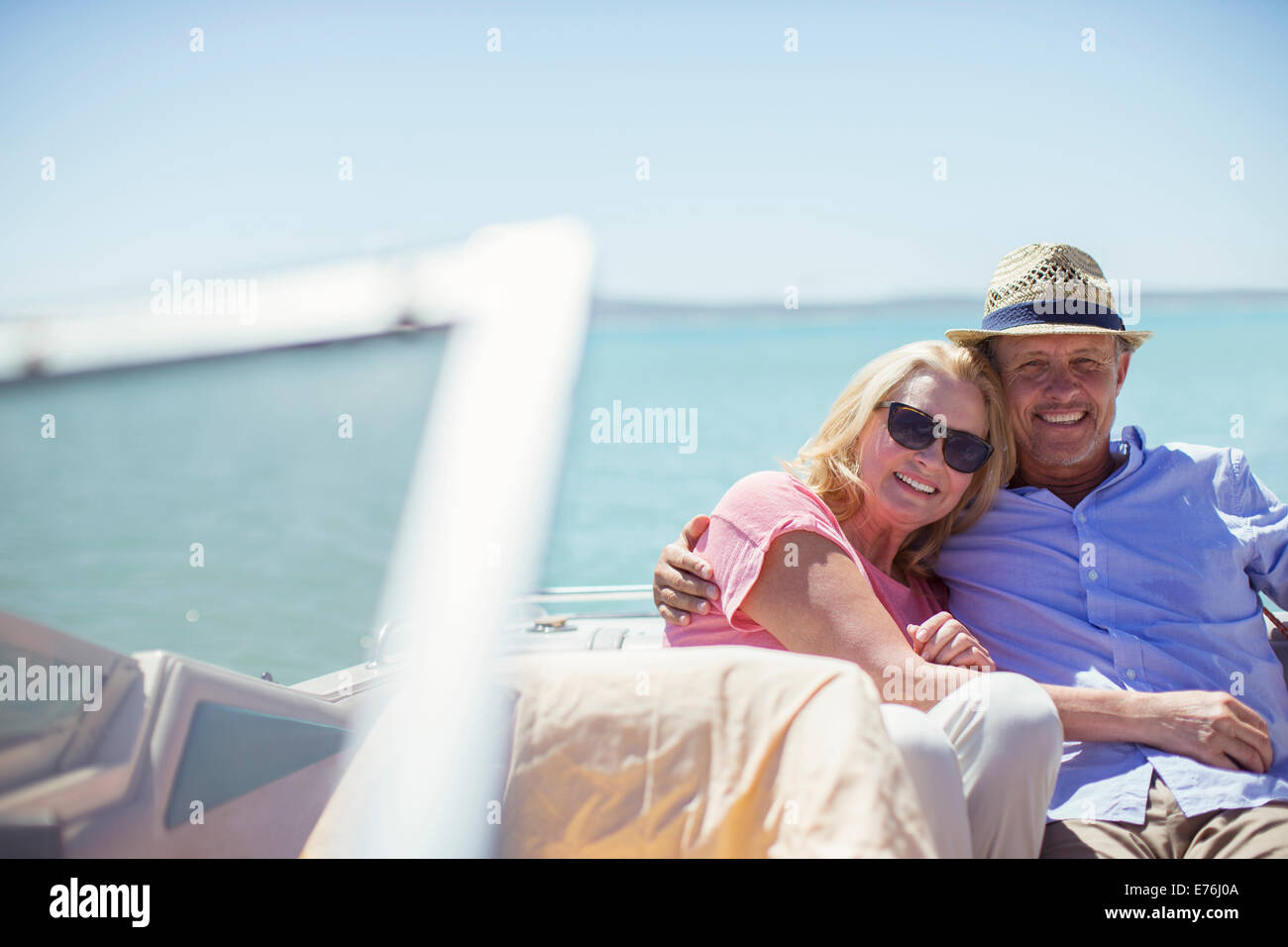 Couple assis dans un bateau sur l'eau Banque D'Images