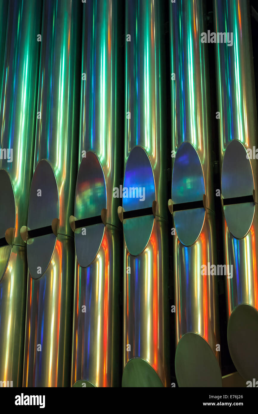 Tubes d'organes lumineux colorés à l'église, photo verticale Banque D'Images