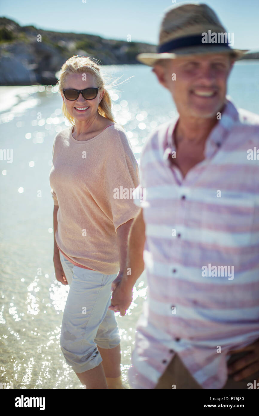 Couple en train de marcher dans l'eau ensemble Banque D'Images