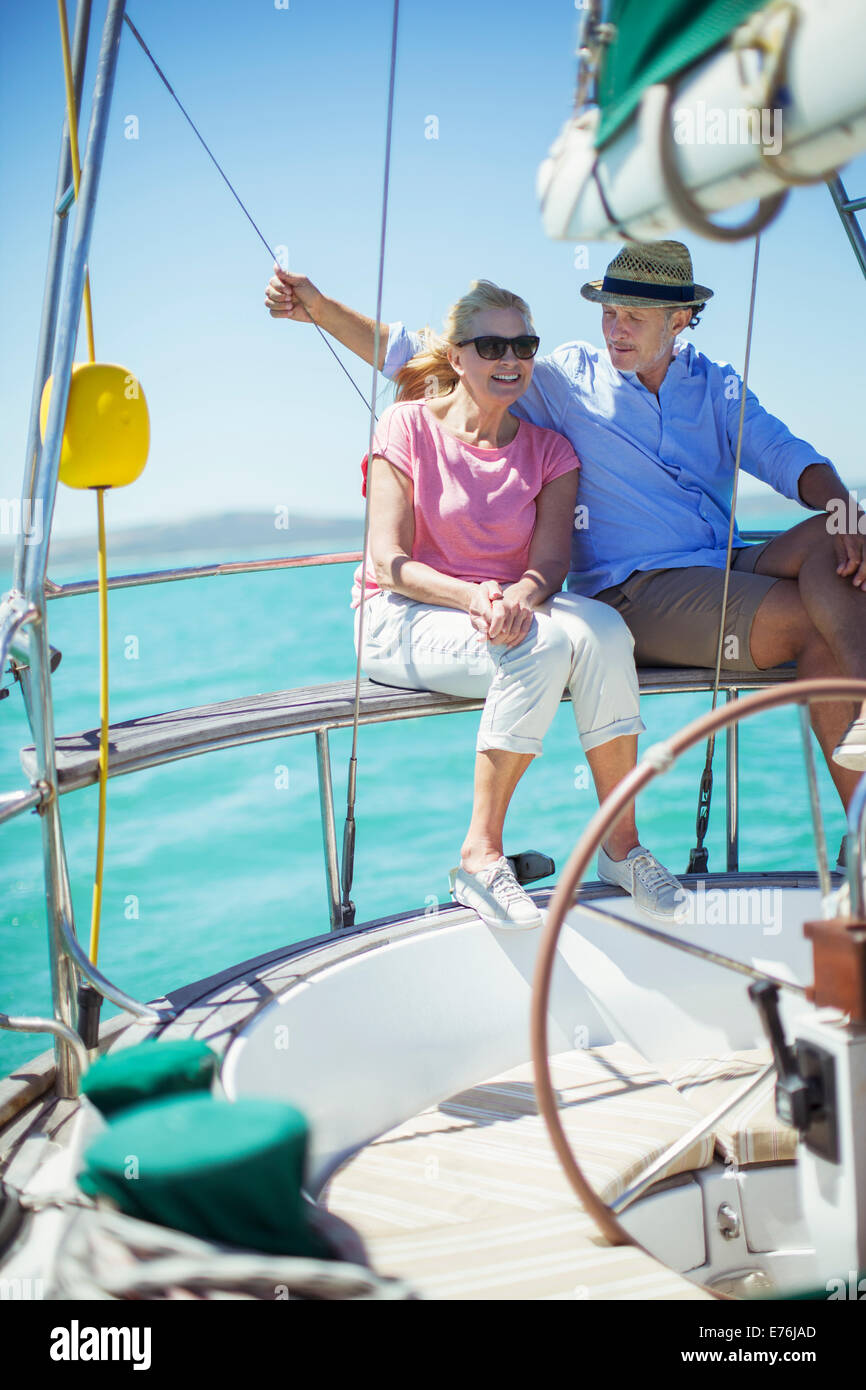 Couple sitting in même bateau sur l'eau Banque D'Images