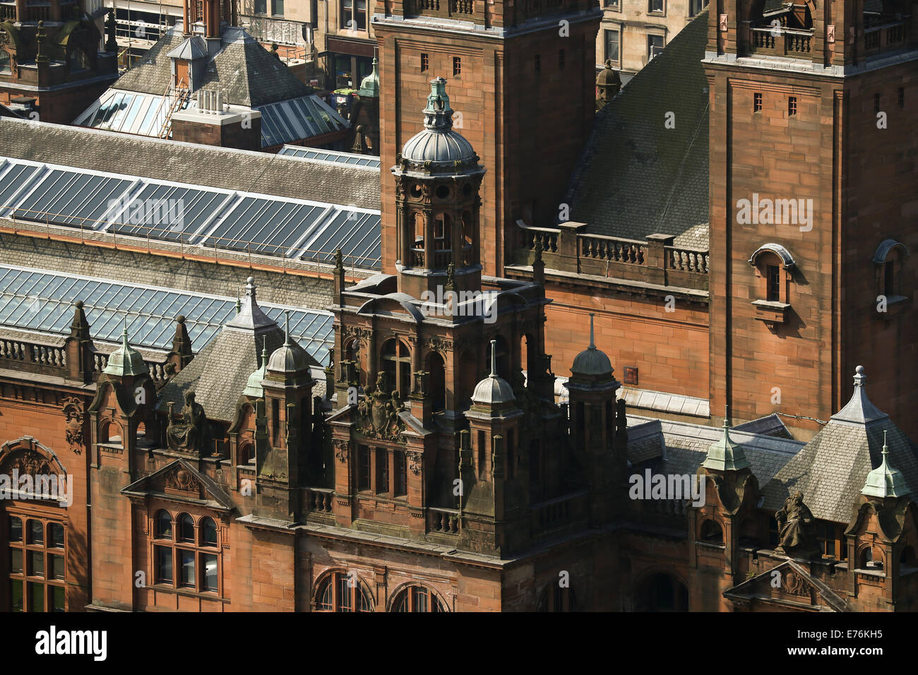 Vue aérienne de Kelvingrove Art Gallery and Museum de Glasgow University tower Banque D'Images
