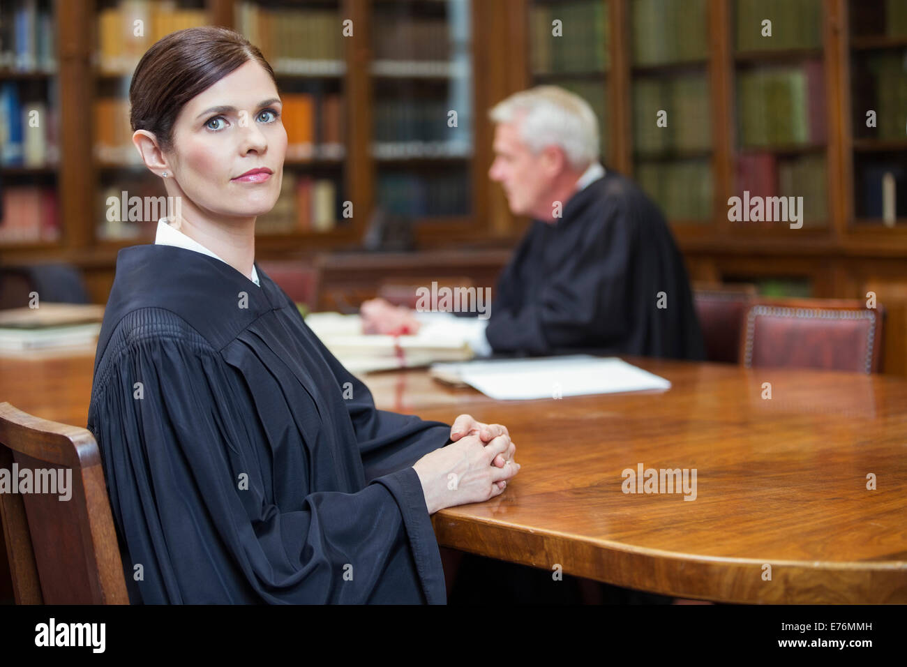 Avocat assis à table de réunion en chambres Banque D'Images