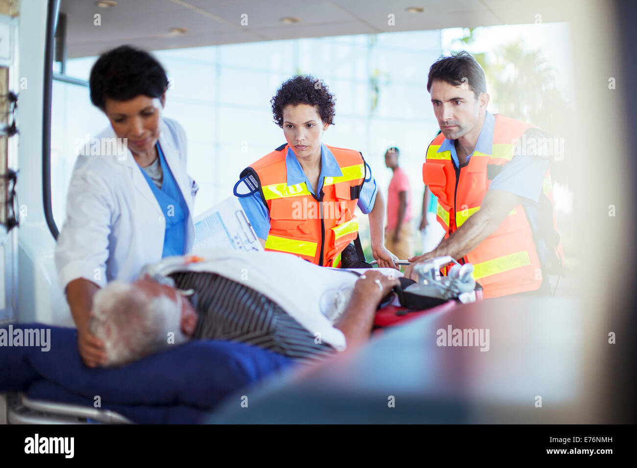 Les ambulanciers et nurse examining patient en ambulance Banque D'Images