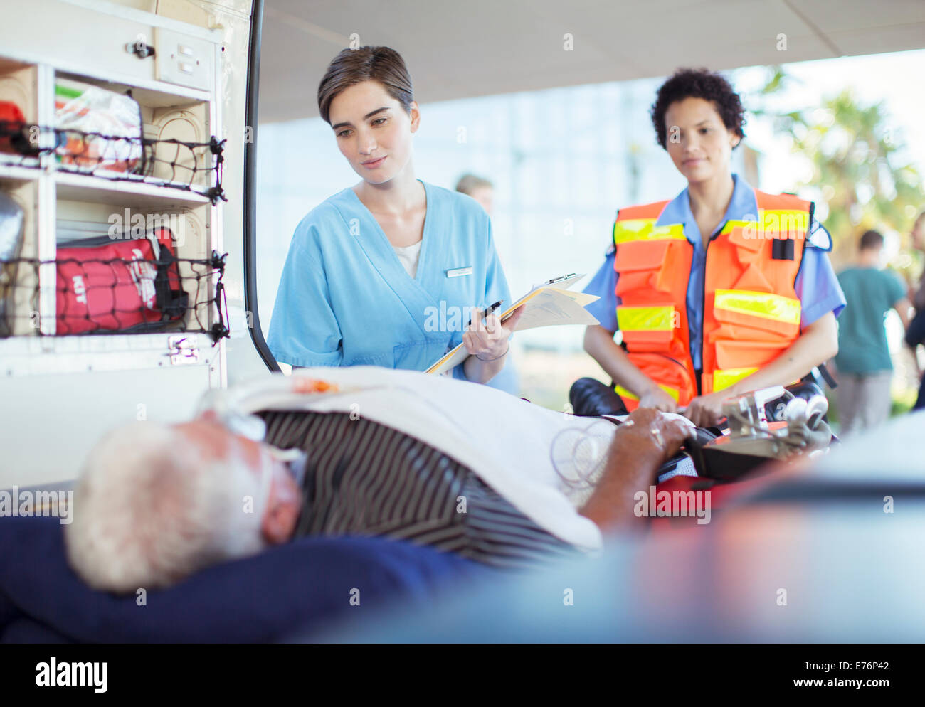 Et paramédical nurse examining patient en ambulance Banque D'Images