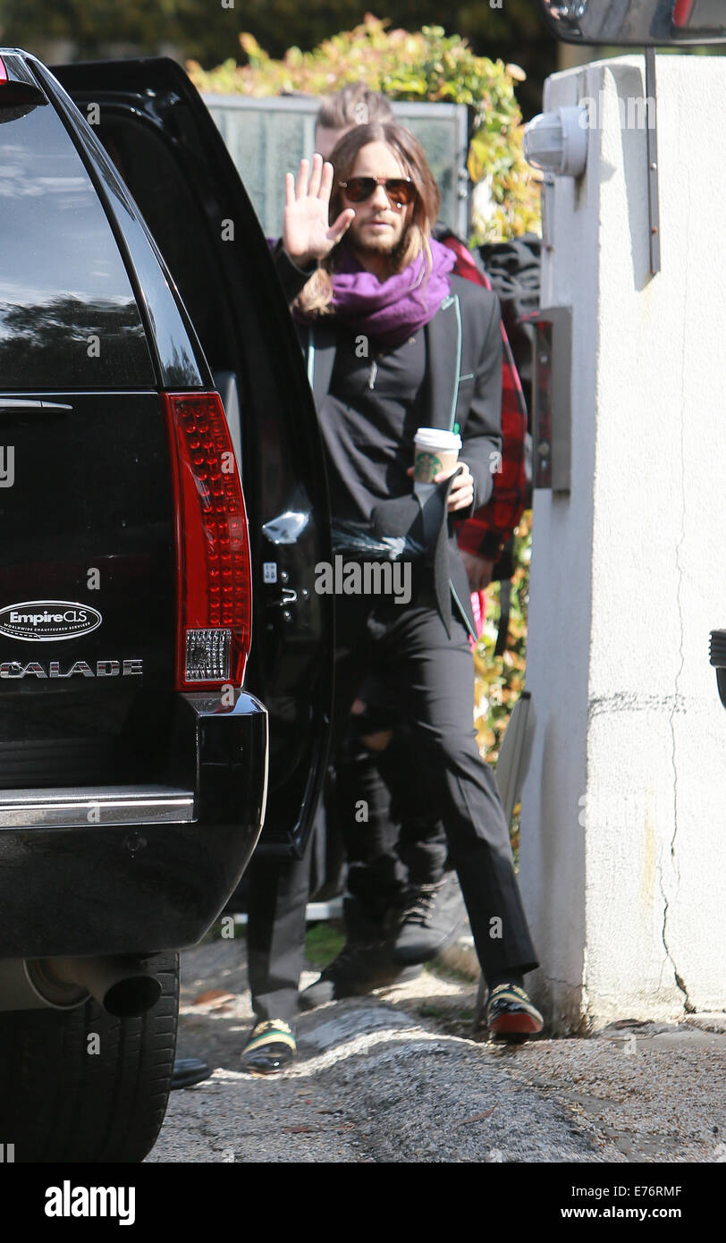 Oscar gagnant Jared Leto s'empare d'un café à emporter le lendemain de la cérémonie, avec une autre personne tenant son prix, alors qu'il se rendait à une entrevue. Où : Los Angeles, California, United States Quand : 03 Mars 2014 Banque D'Images