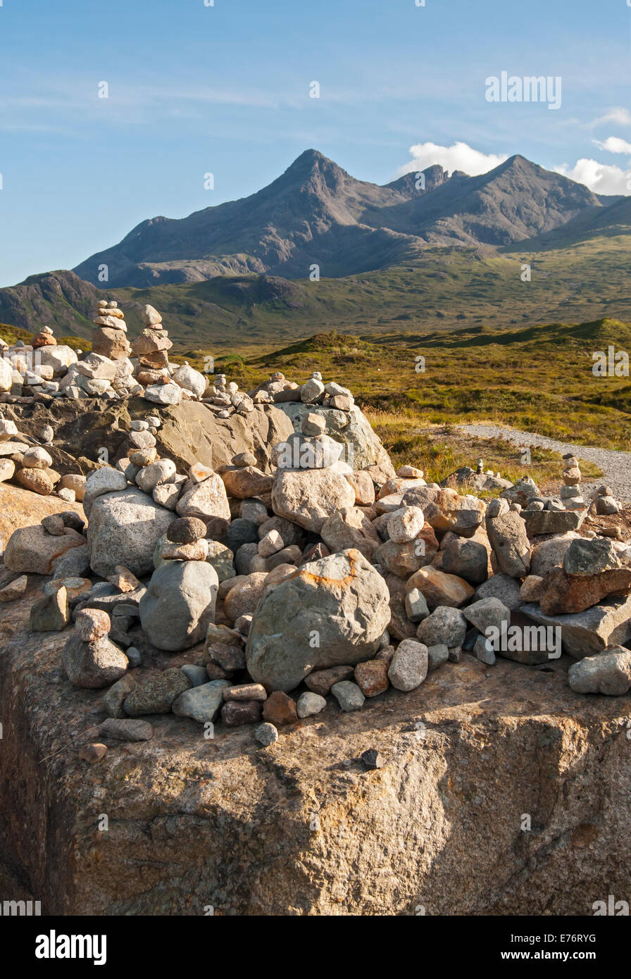 Cairns - Pierres - avec Sgurr nan Gillean de montagne Gamme Cuillin en arrière-plan, Sligachan, île de Skye, en Écosse, de l'unité Banque D'Images