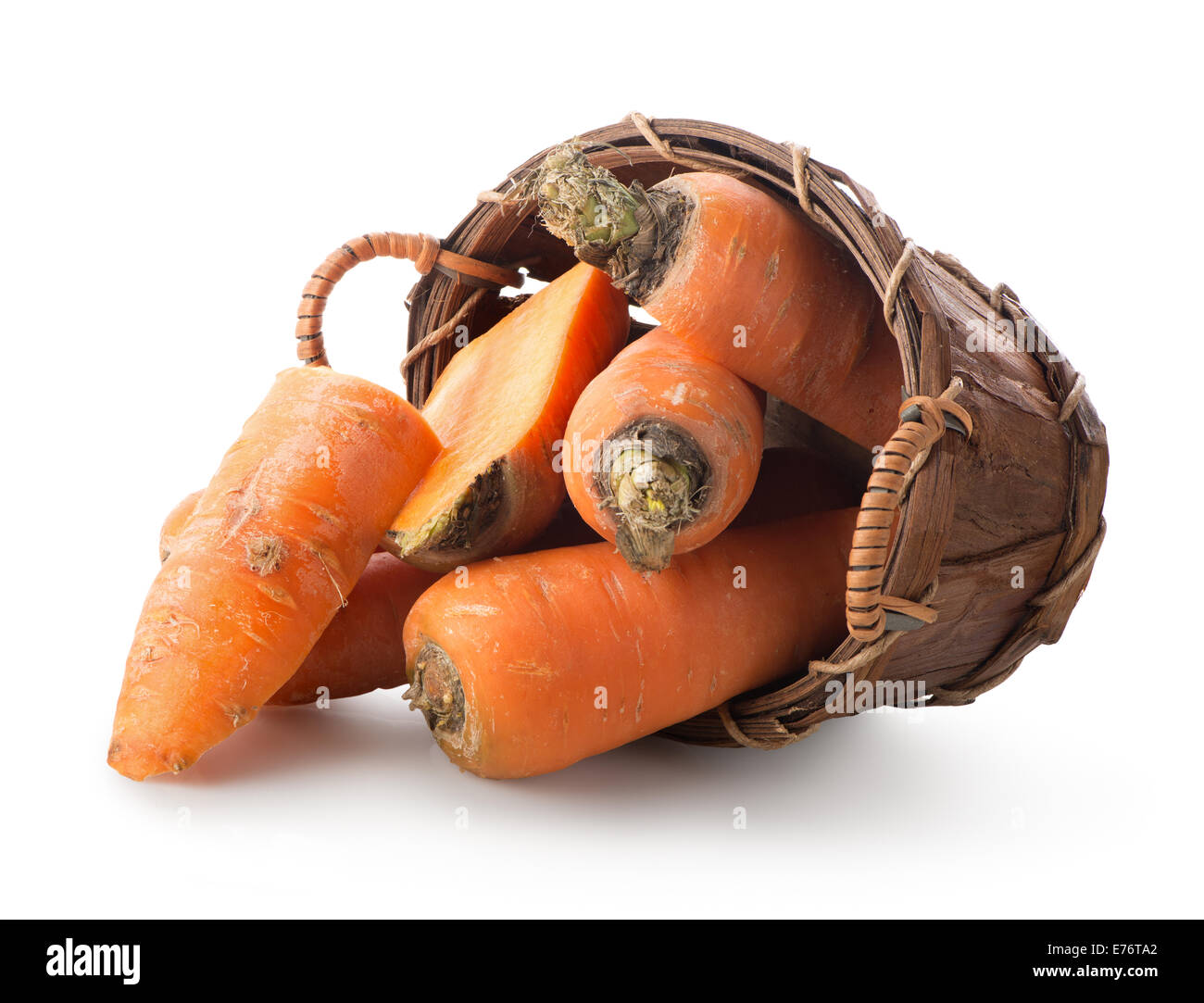Les carottes dans un panier isolé sur fond blanc Banque D'Images