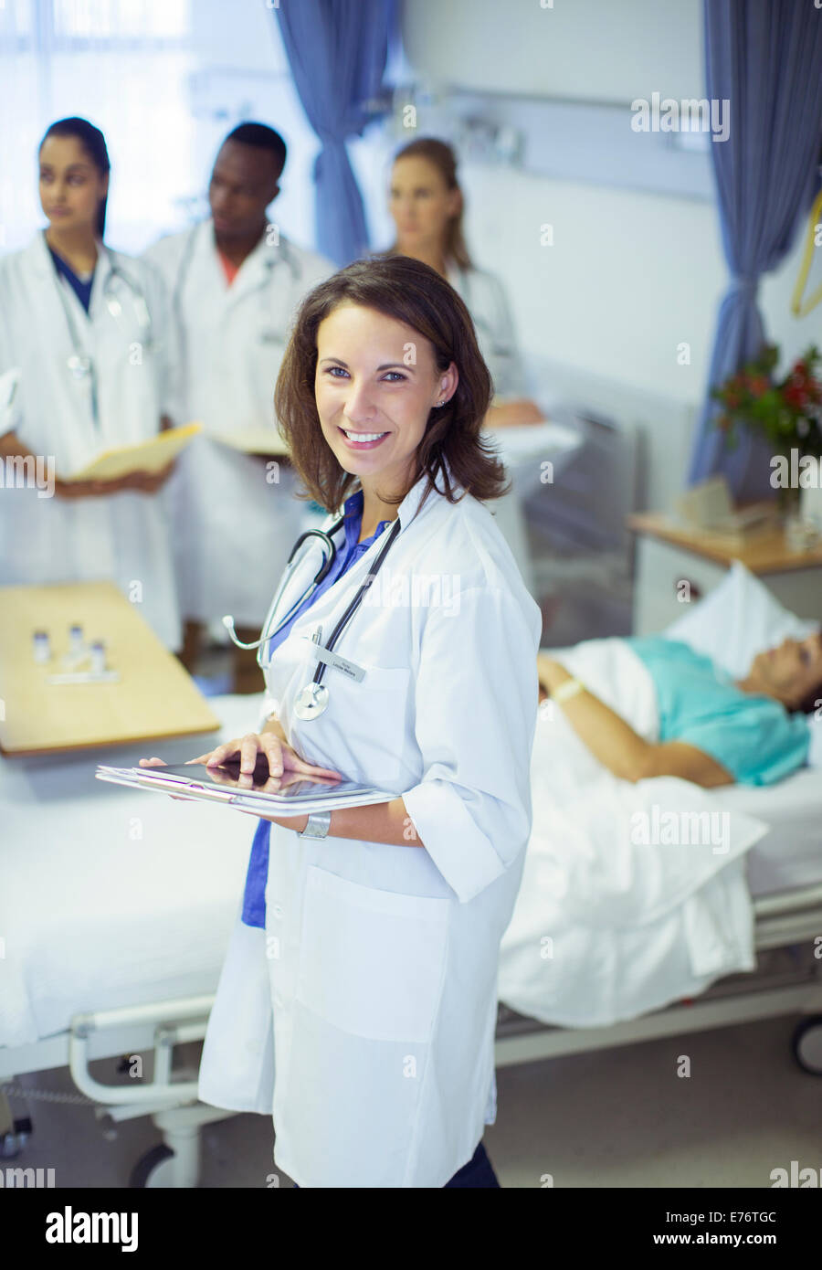 Doctor holding digital tablet in hospital room Banque D'Images