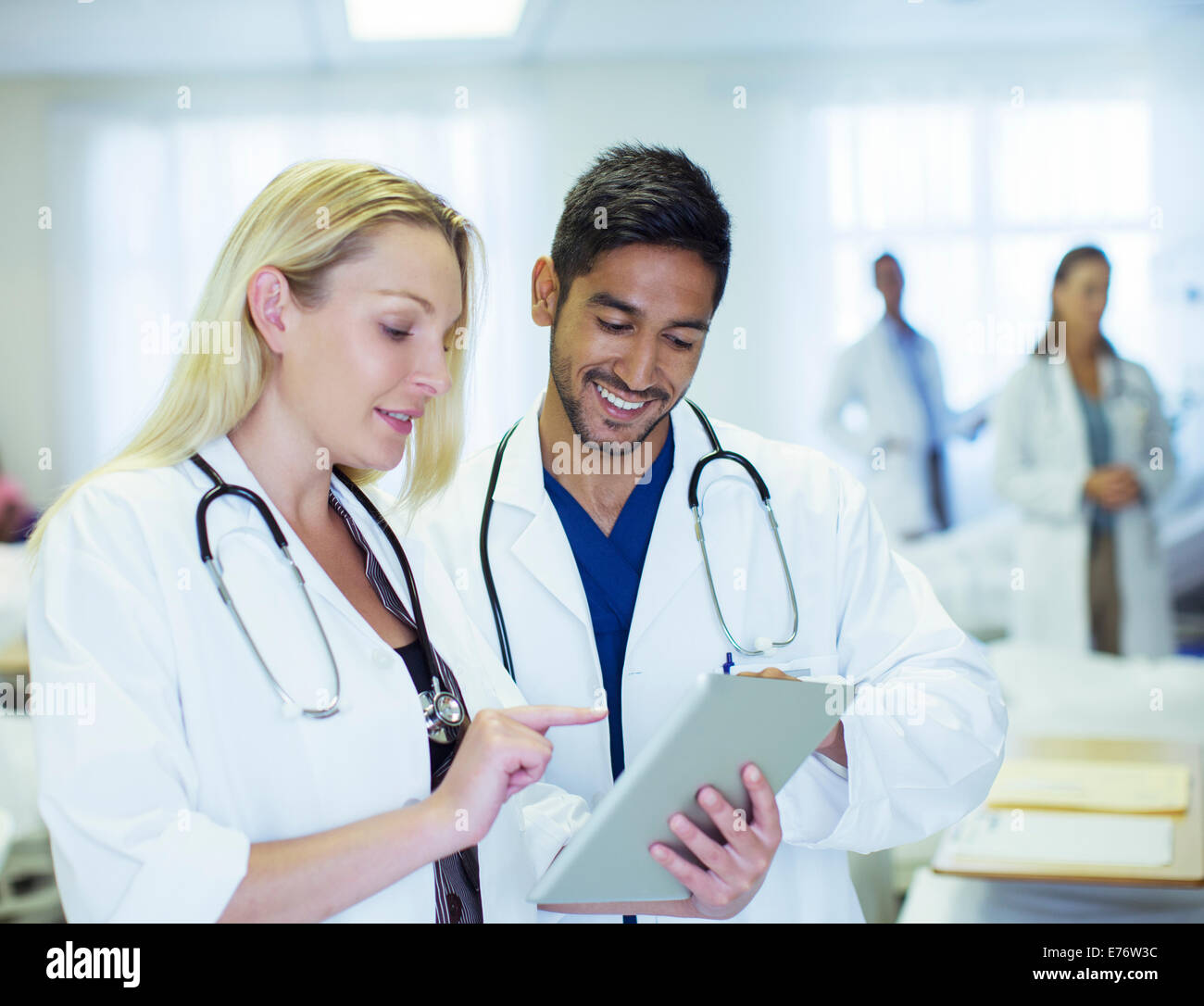 Doctors using digital tablet in hospital Banque D'Images