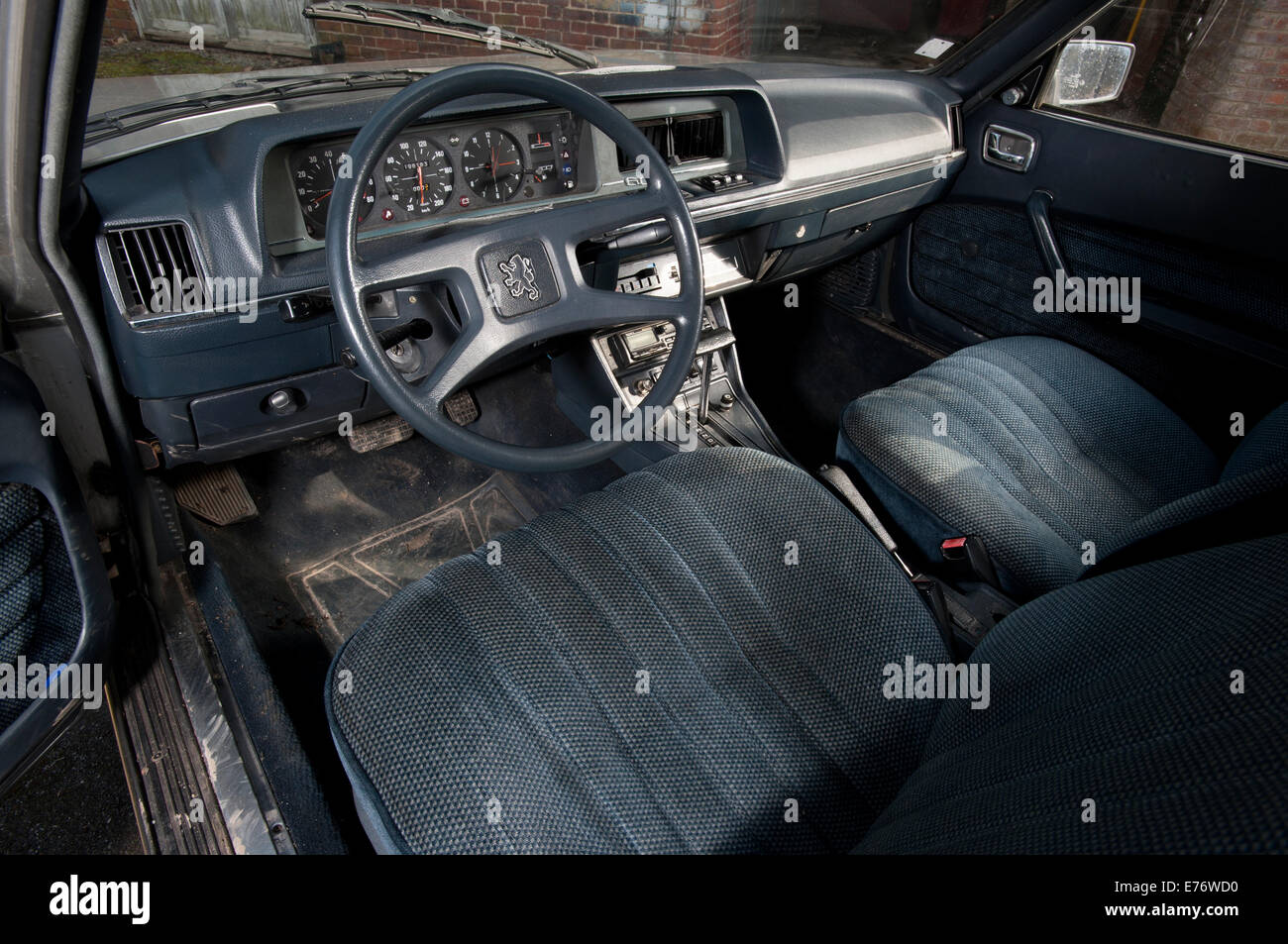 Peugeot 604 voiture classique française, début 80s modèle intérieur velours Banque D'Images