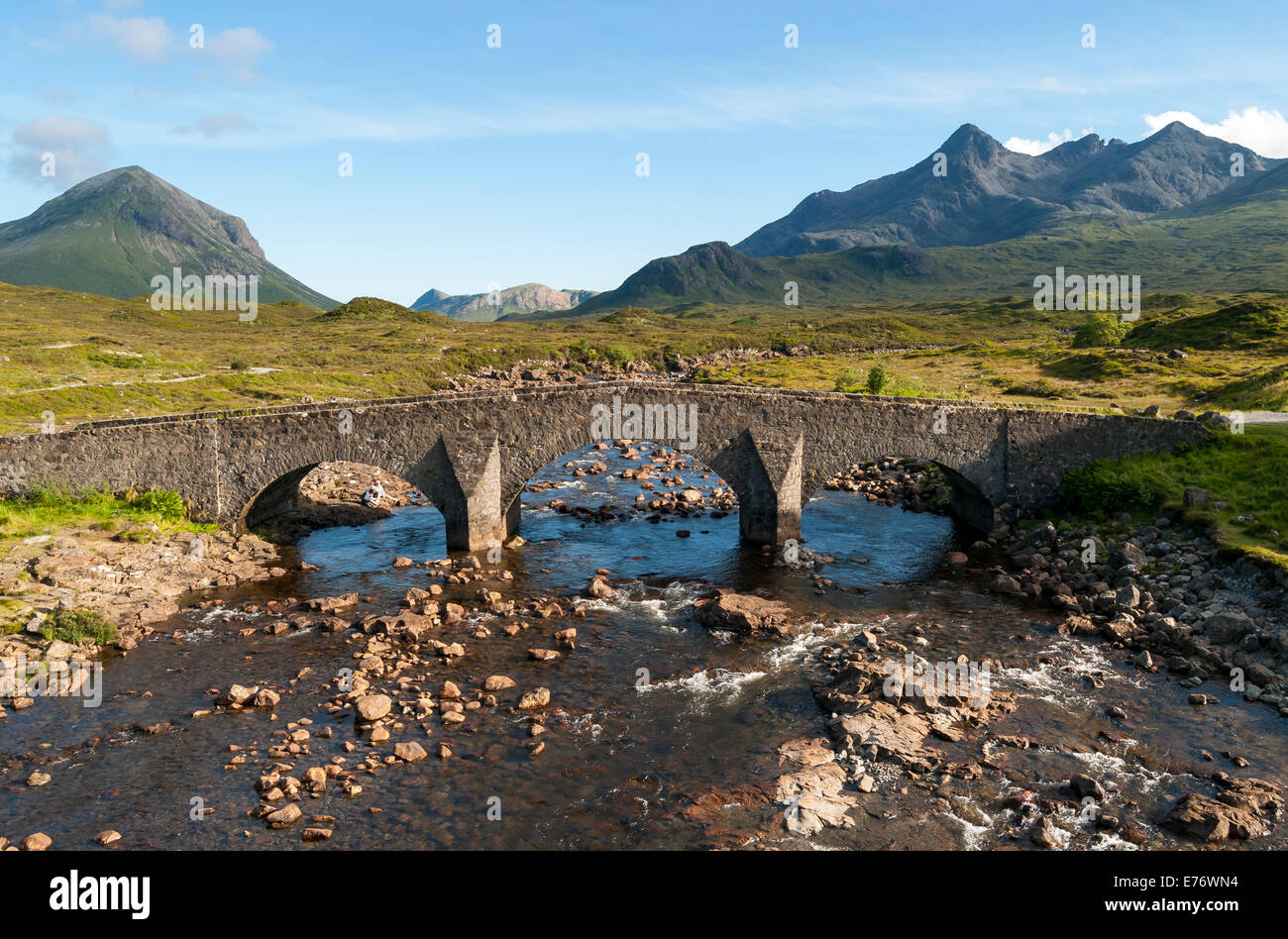 Pont de Sligachan avec Marsco Sgurr nan Gillean et Pic de Montagne Gamme Cuillin, Ile de Skye, Ecosse, Royaume-Uni Banque D'Images