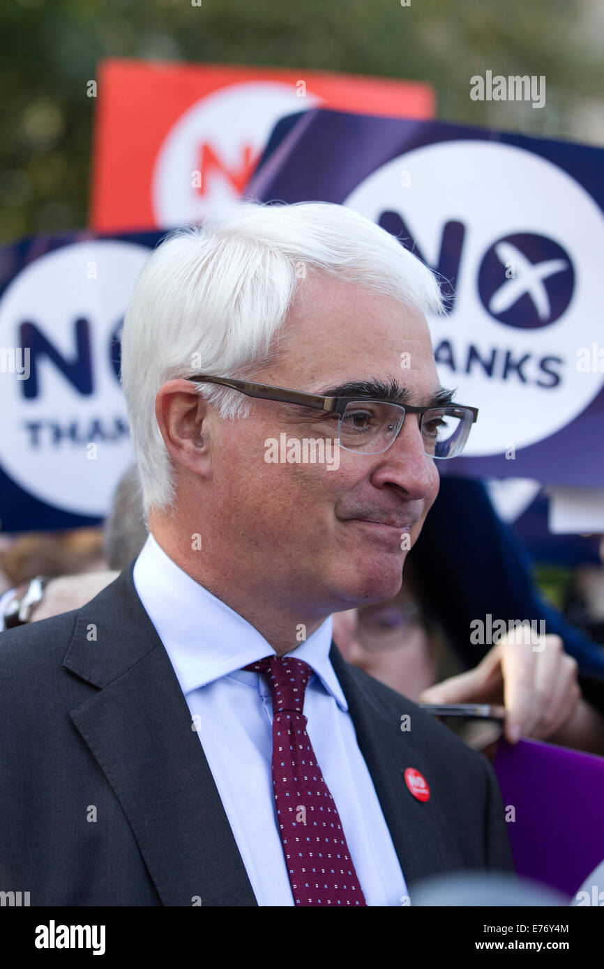 Edinburgh, Ecosse, Royaume-Uni. Sep 8, 2014. Photo montre Alastair Darling chef de campagne "Mieux ensemble" dans la zone de prospection Stockbridge d'Édimbourg avant les référendum Sottish, UK Crédit : Jeff Gilbert/Alamy Live News Banque D'Images