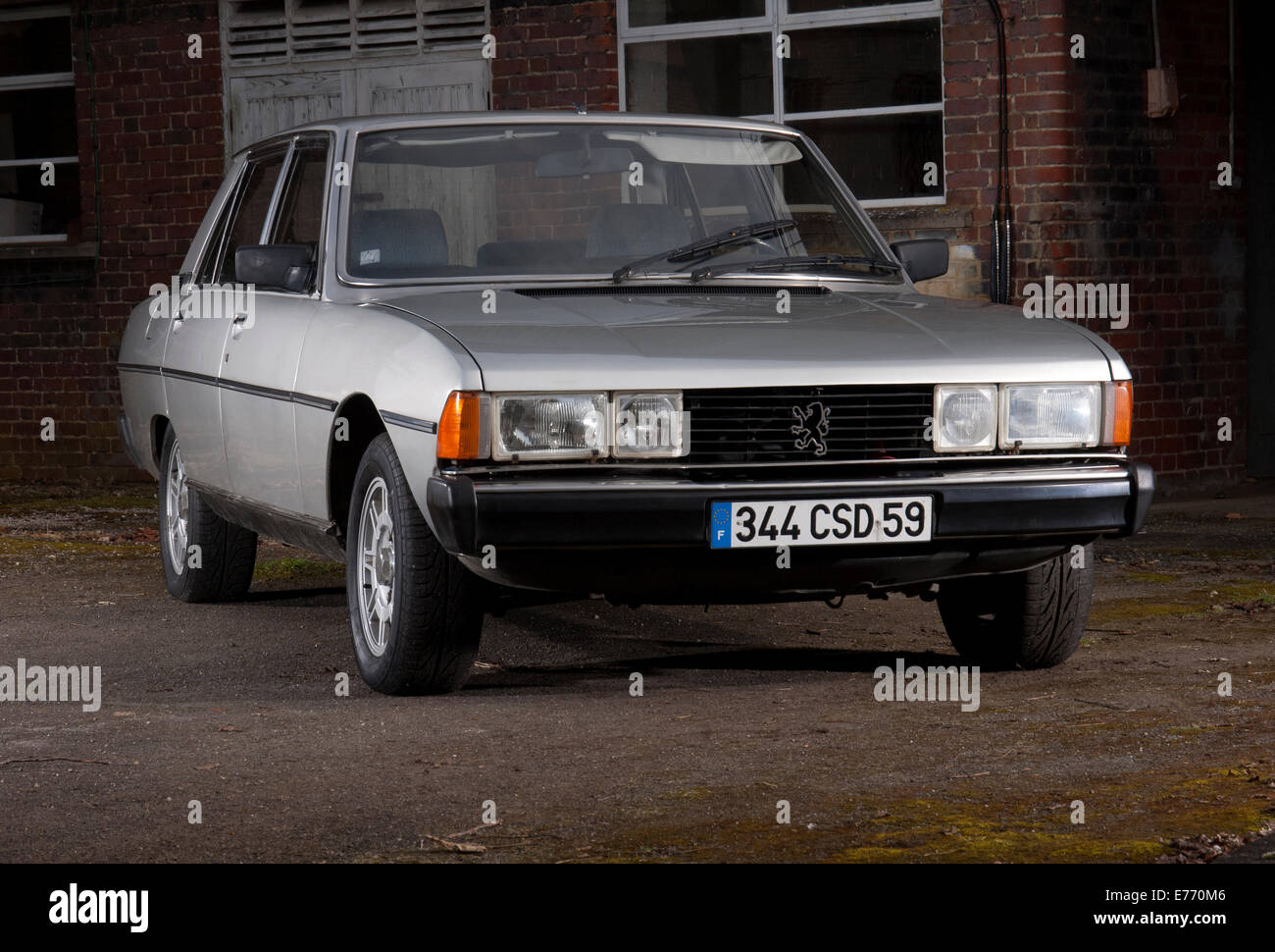 Peugeot 604 voiture classique française, début 80s modèle Banque D'Images