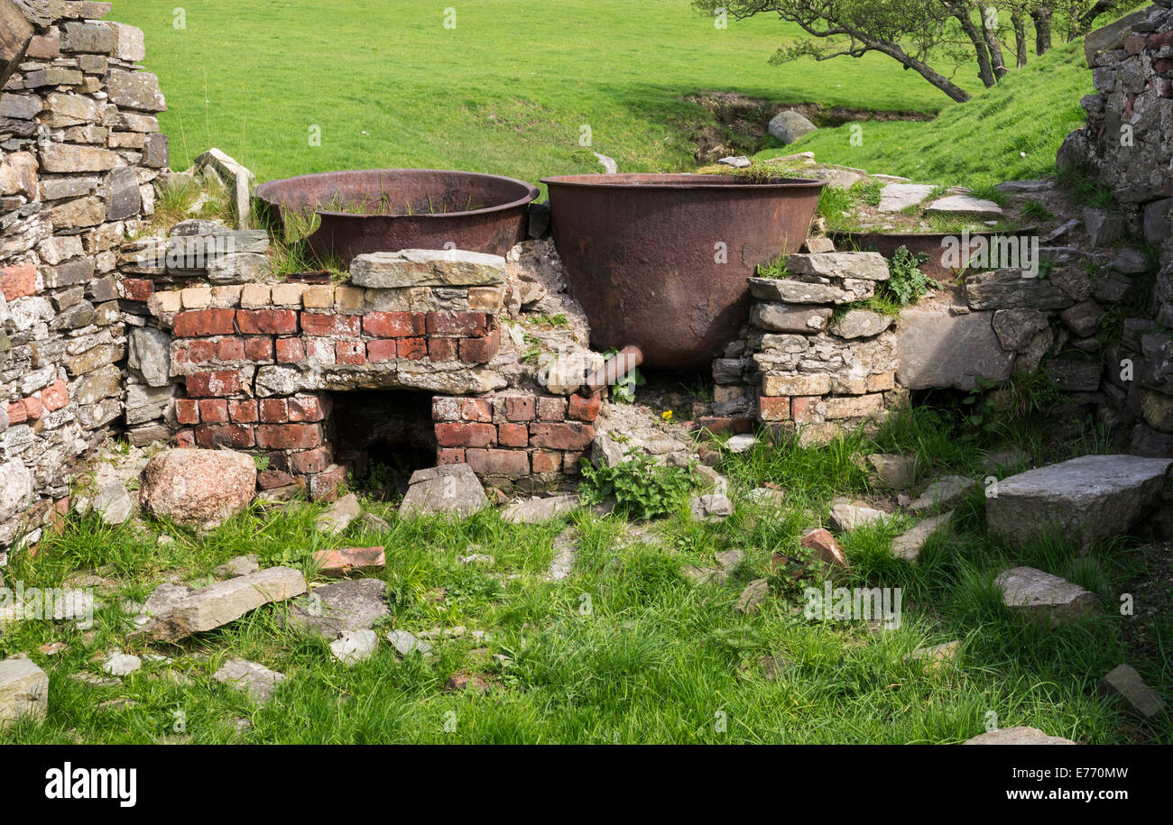 2 chaudières en cuivre ancien dans un runined Dougarie au bâtiment, l'île d'Arran, Ecosse Banque D'Images