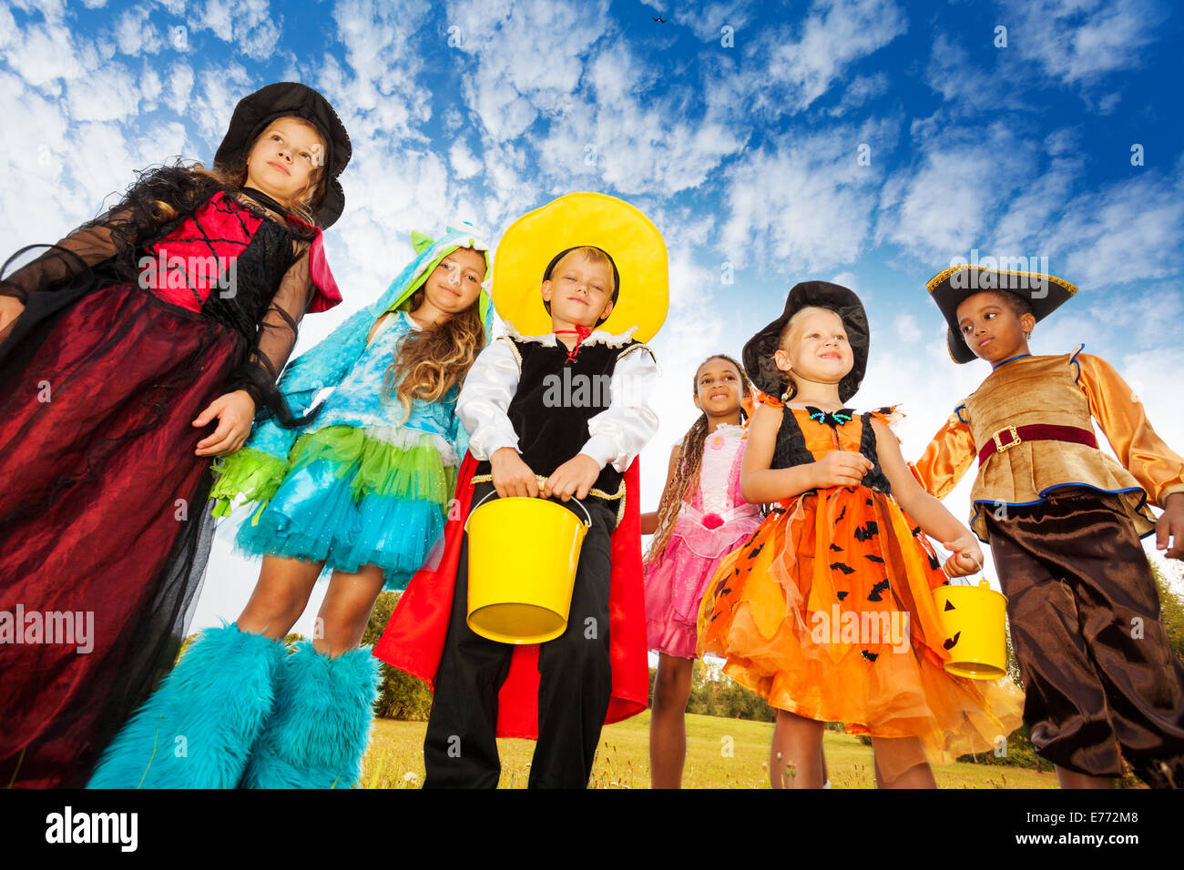 Groupe d'enfants en costumes de Halloween regarde vers le bas Banque D'Images
