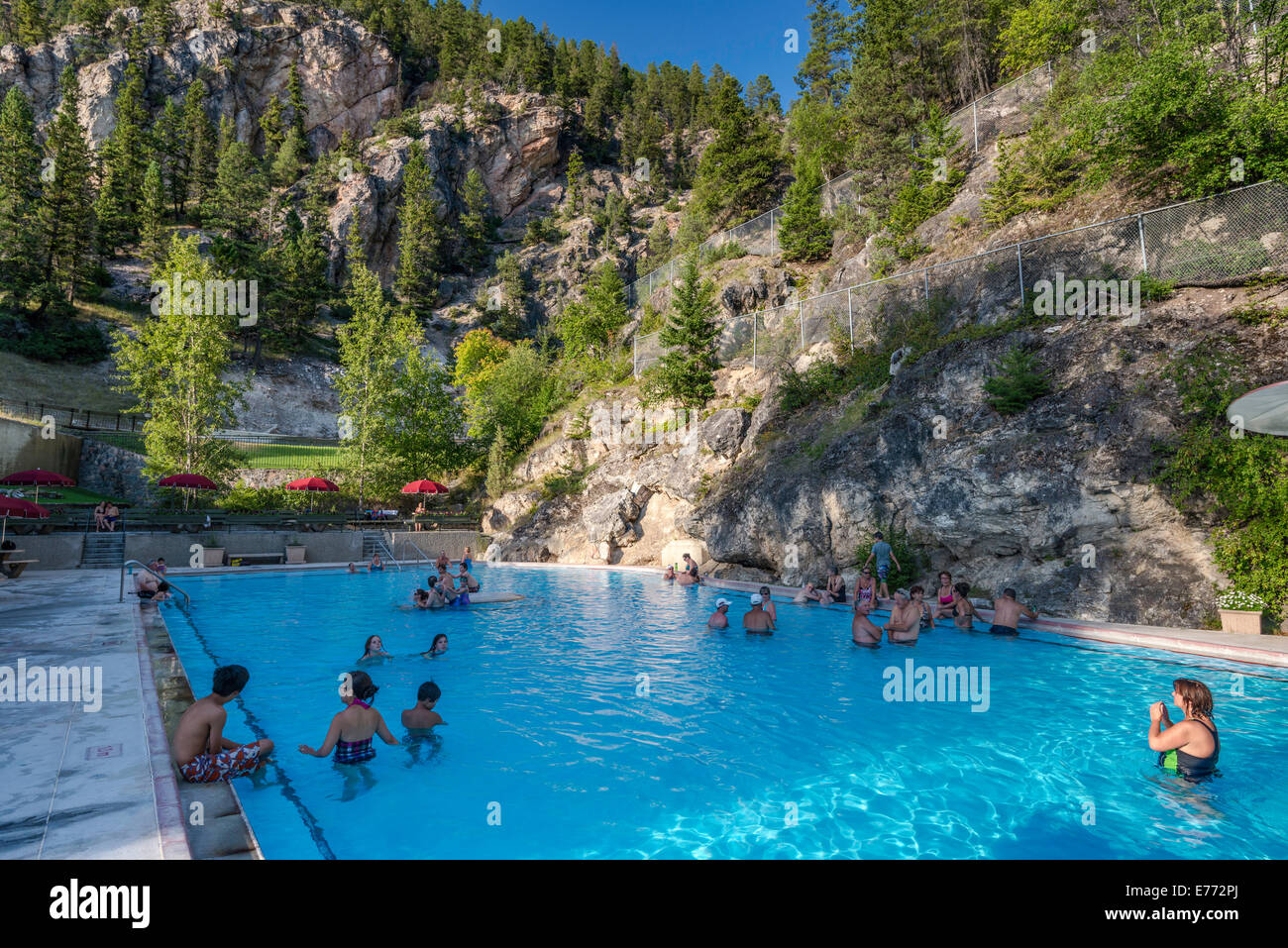Piscine d'eau chaude pour se détendre en plein air à Radium Hot Springs ...