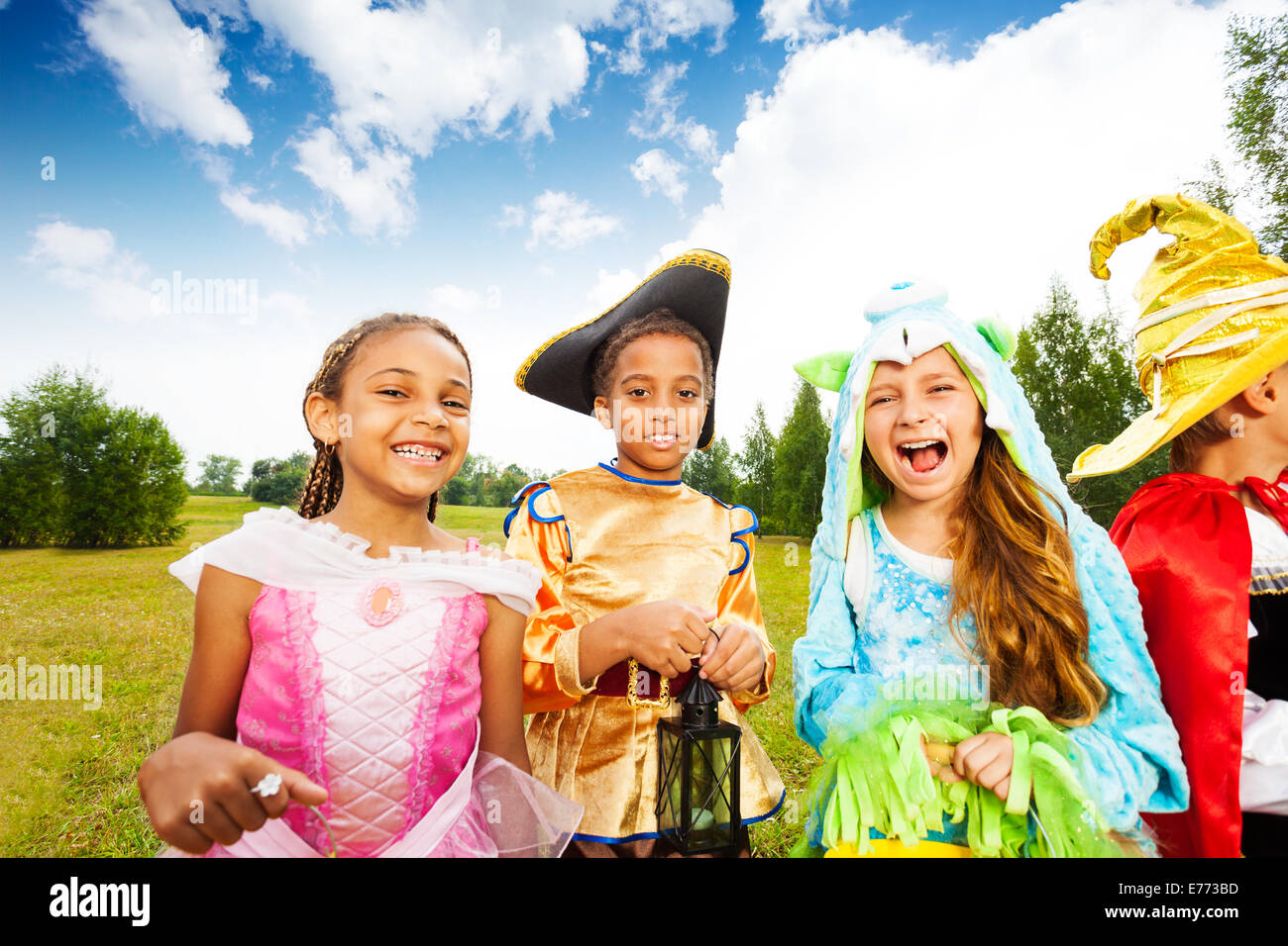 Les enfants vêtus portant des costumes de Halloween in park Banque D'Images