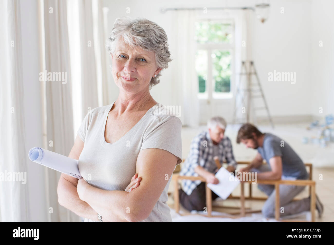 Plus woman holding construction plans Banque D'Images