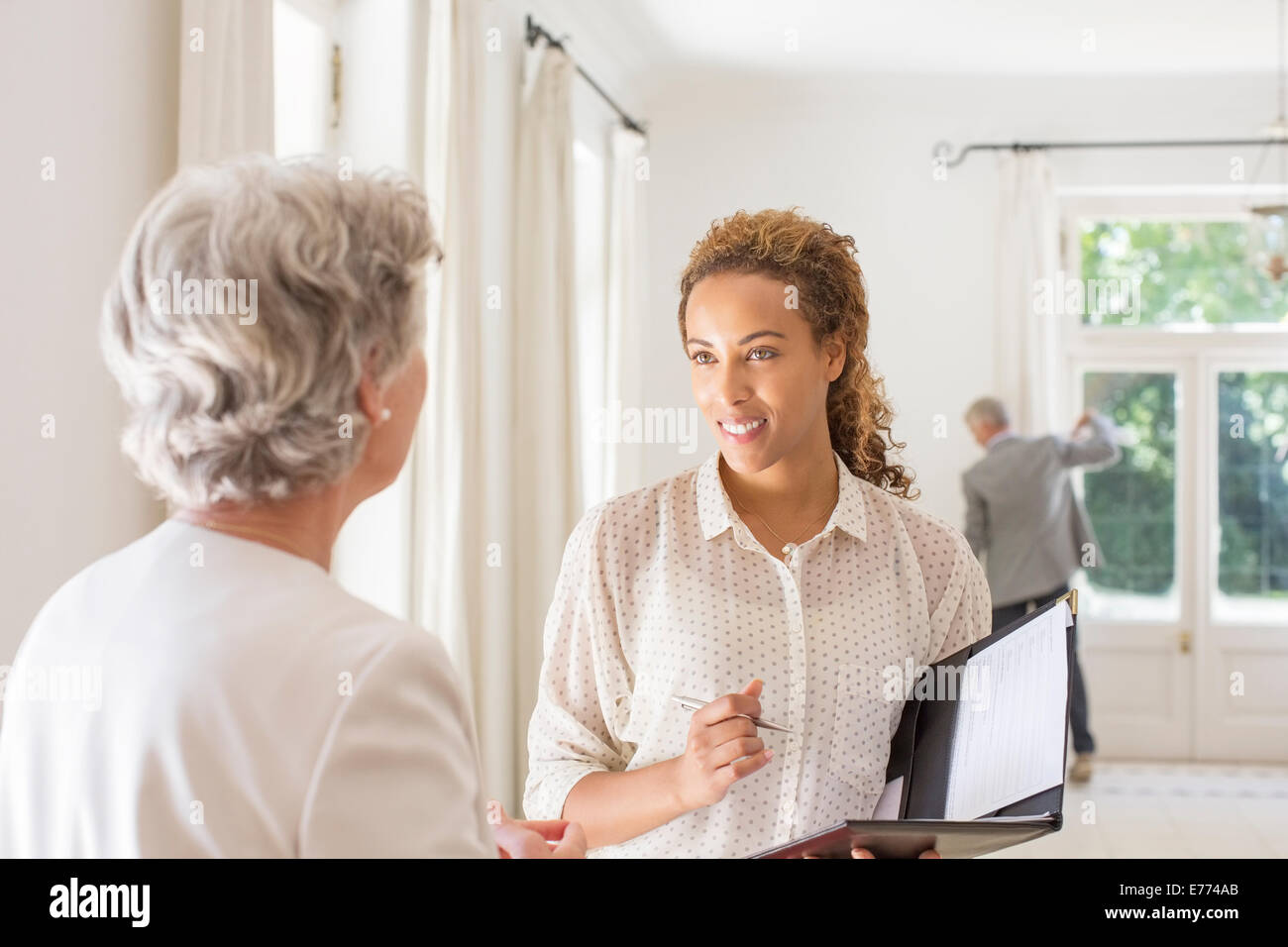 Deux femmes discutent dans l'espace de vie Banque D'Images