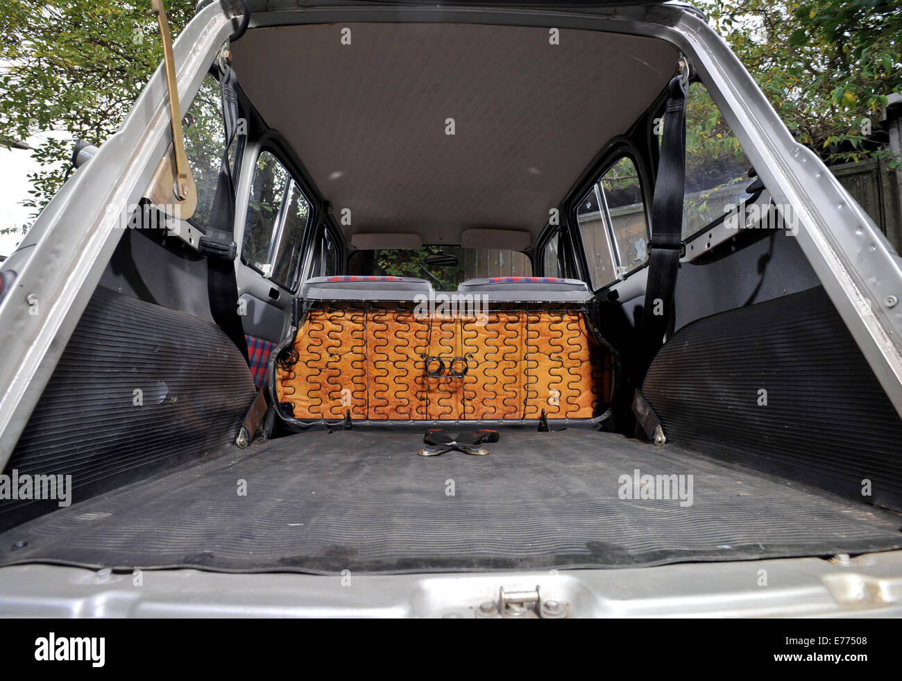 Grand coffre et le dossier de siège arrière de Renault 4 petite voiture française classique Banque D'Images