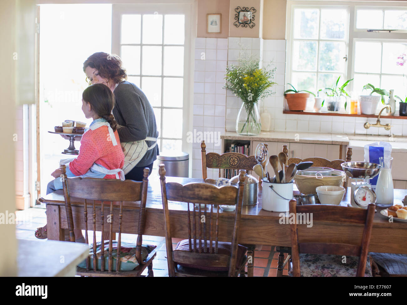 Grand-mère-fille offrant des cupcakes Banque D'Images