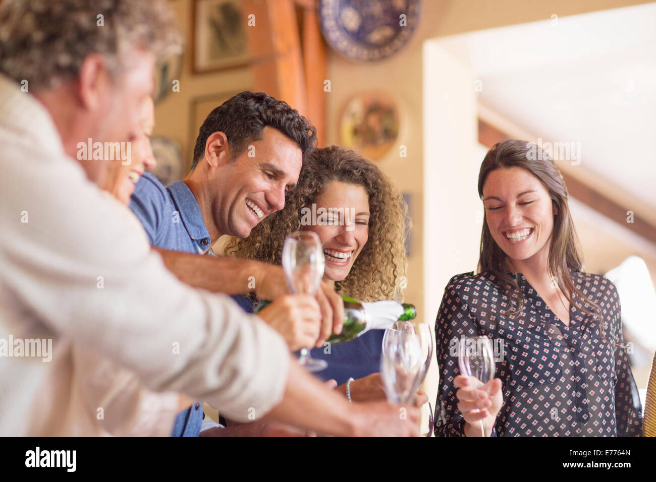 Man pouring boissons aux membres de la famille Banque D'Images