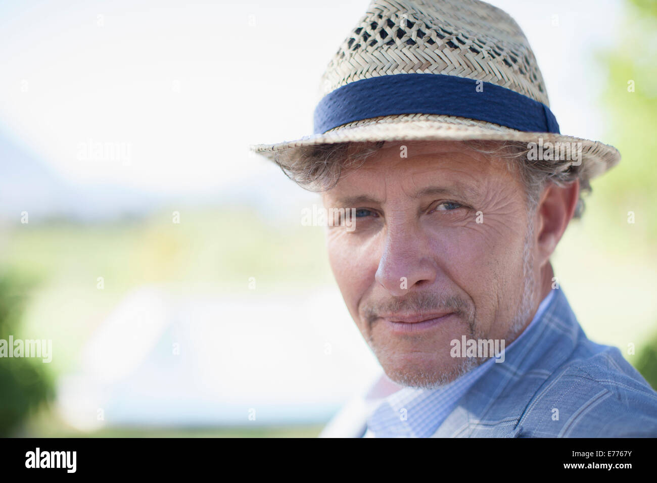 Older Man smiling outdoors Banque D'Images