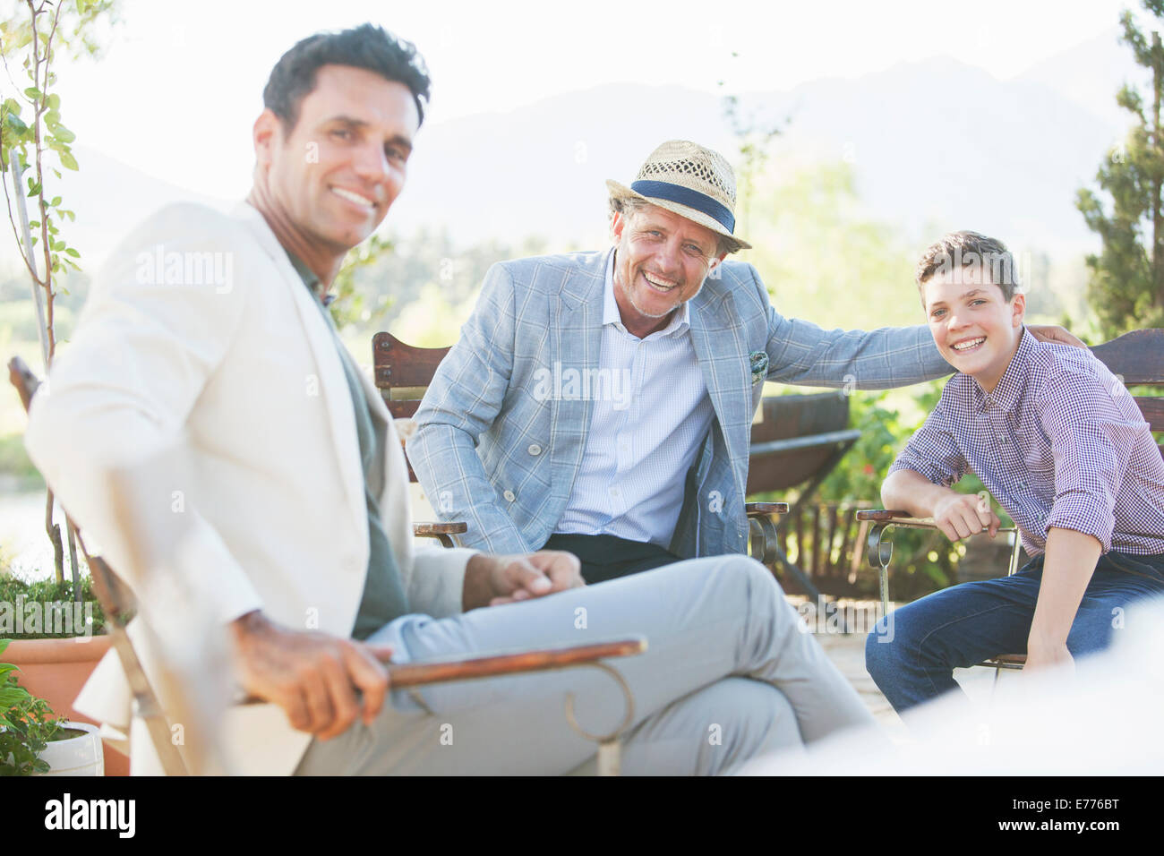 Trois générations d'hommes de détente en plein air Banque D'Images