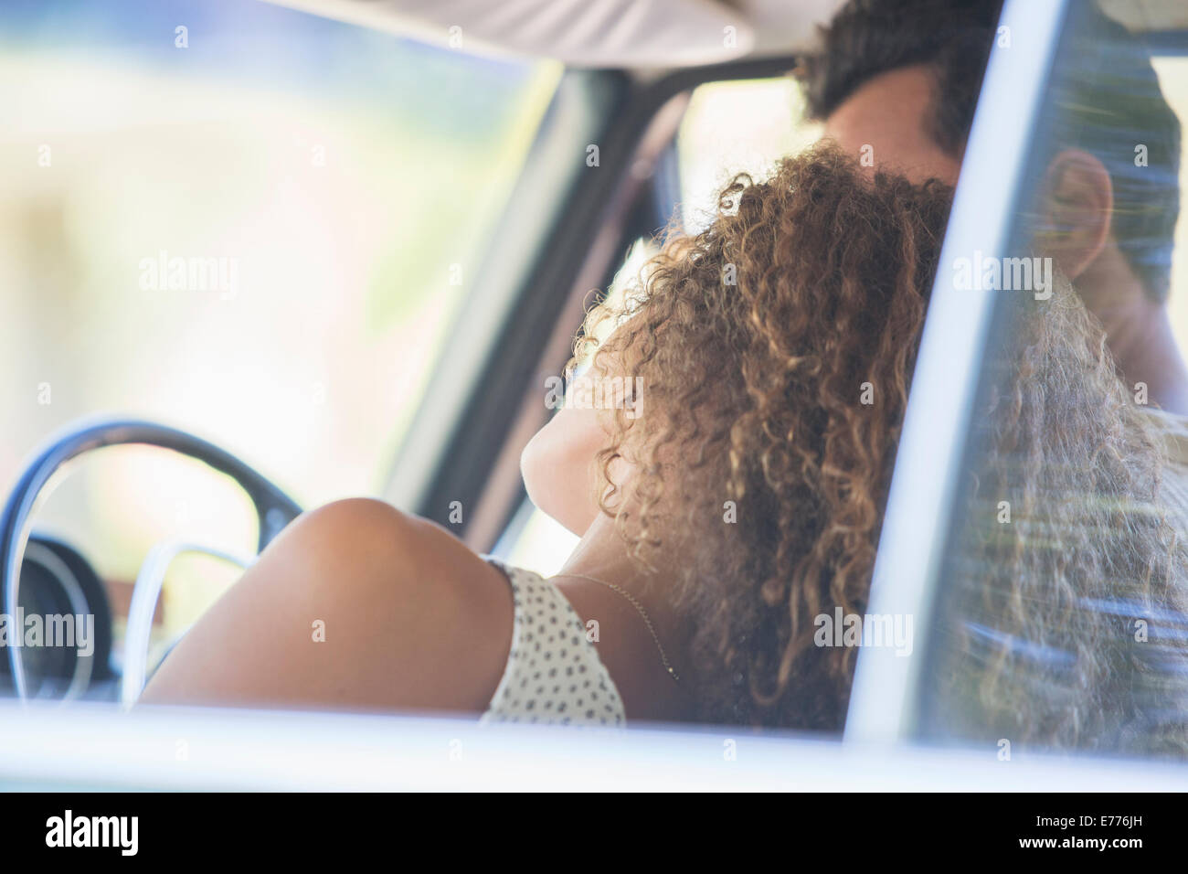 Couple de voiture sur sunny day Banque D'Images