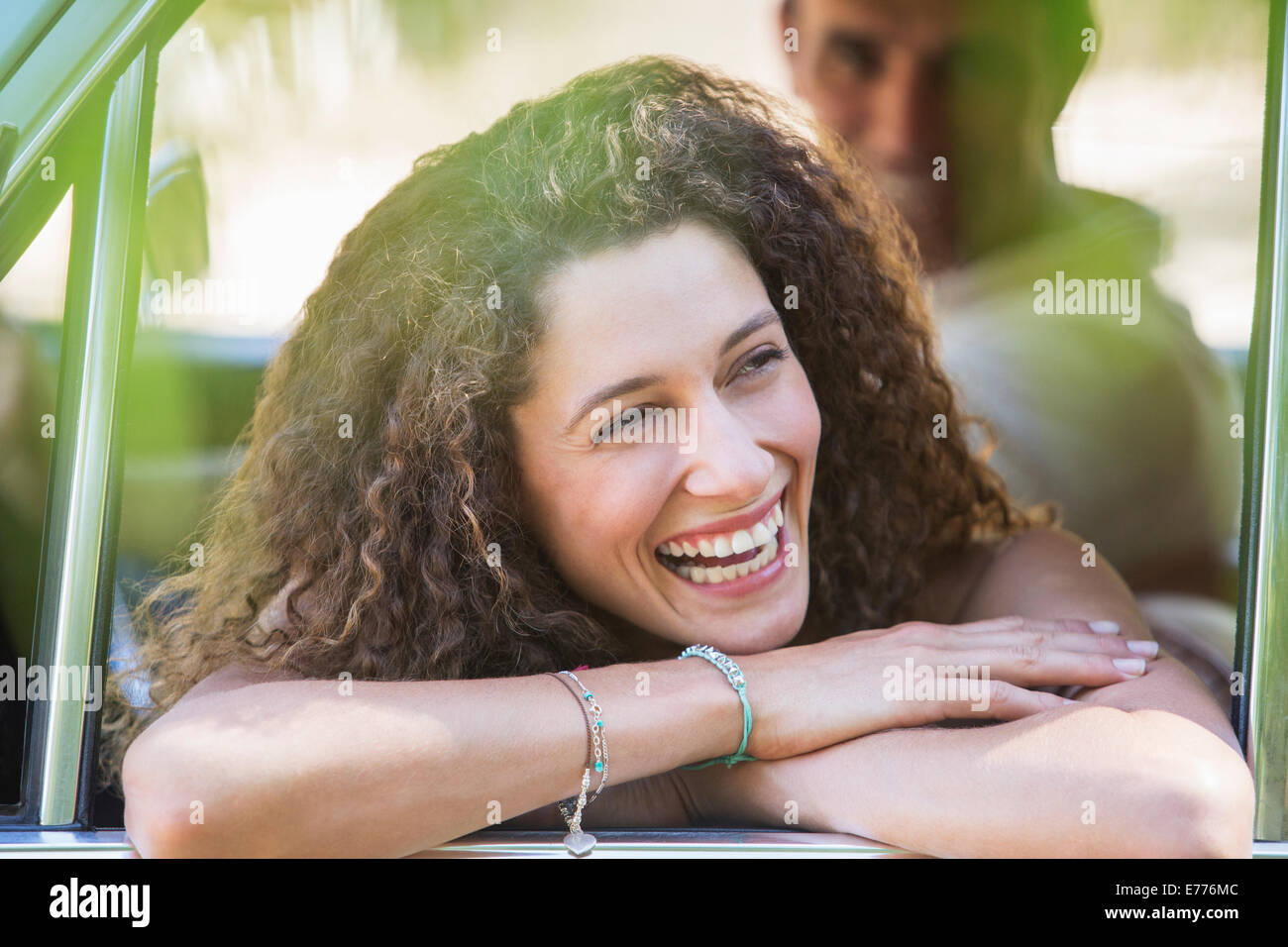 Woman relaxing on porte de la voiture pendant un tour en voiture Banque D'Images