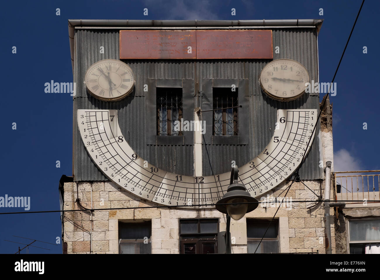 Le cadran solaire vertical au quatrième étage de la synagogue Zoharei Chama ou de la tour d'horloge Mahane Yehuda sur la route Jaffa à Jérusalem Ouest Israël. Les cadrans solaires étaient d'une importance cruciale pour les synagogues orthodoxes qui devaient connaître l'heure exacte du lever du soleil pour commencer leurs prières matinales (vasikin), l'heure exacte du coucher du soleil pour terminer leurs prières de l'après-midi, et l'heure de l'éclairage des bougies de Shabbat Banque D'Images