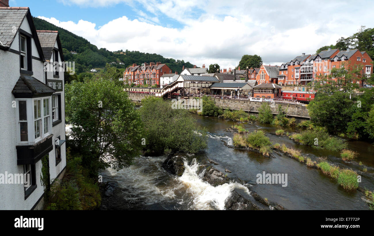 Une vue de la gare de Llangollen et la rivière Dee dans Denbighshire, Nord du Pays de Galles, UK KATHY DEWITT Banque D'Images