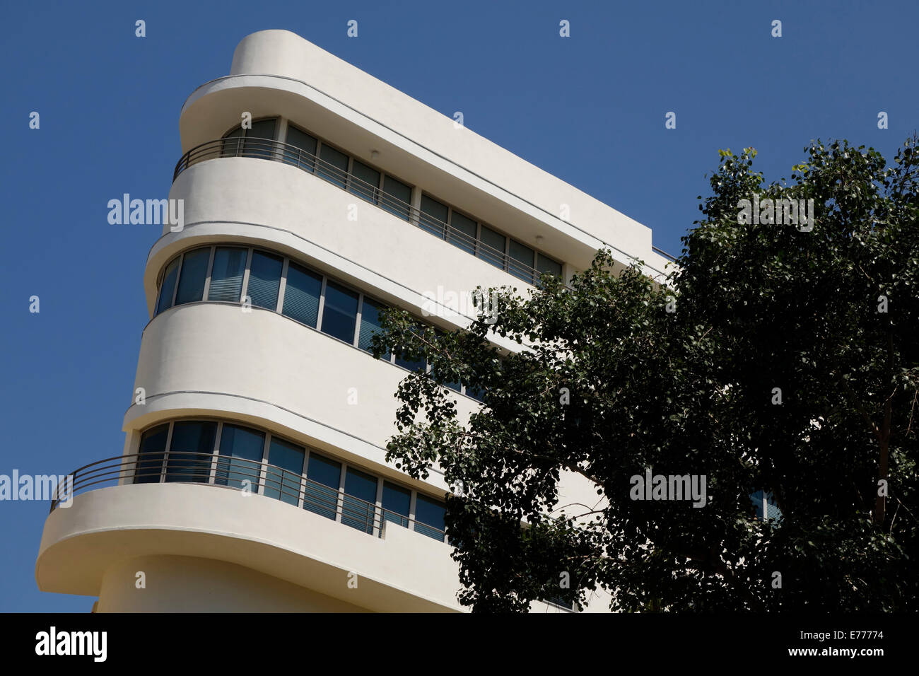 Une façade d'un bâtiment rénové qui a été construit dans les années 1930 dans l'architecture du Bauhaus style dans Yavneel street centre-ville de Tel Aviv en Israël. Tel Aviv est un site classé au Patrimoine Mondial pour son architecture unique, le plus grand montant de 'International' des bâtiments de style Bauhaus dans le monde (4000). Banque D'Images