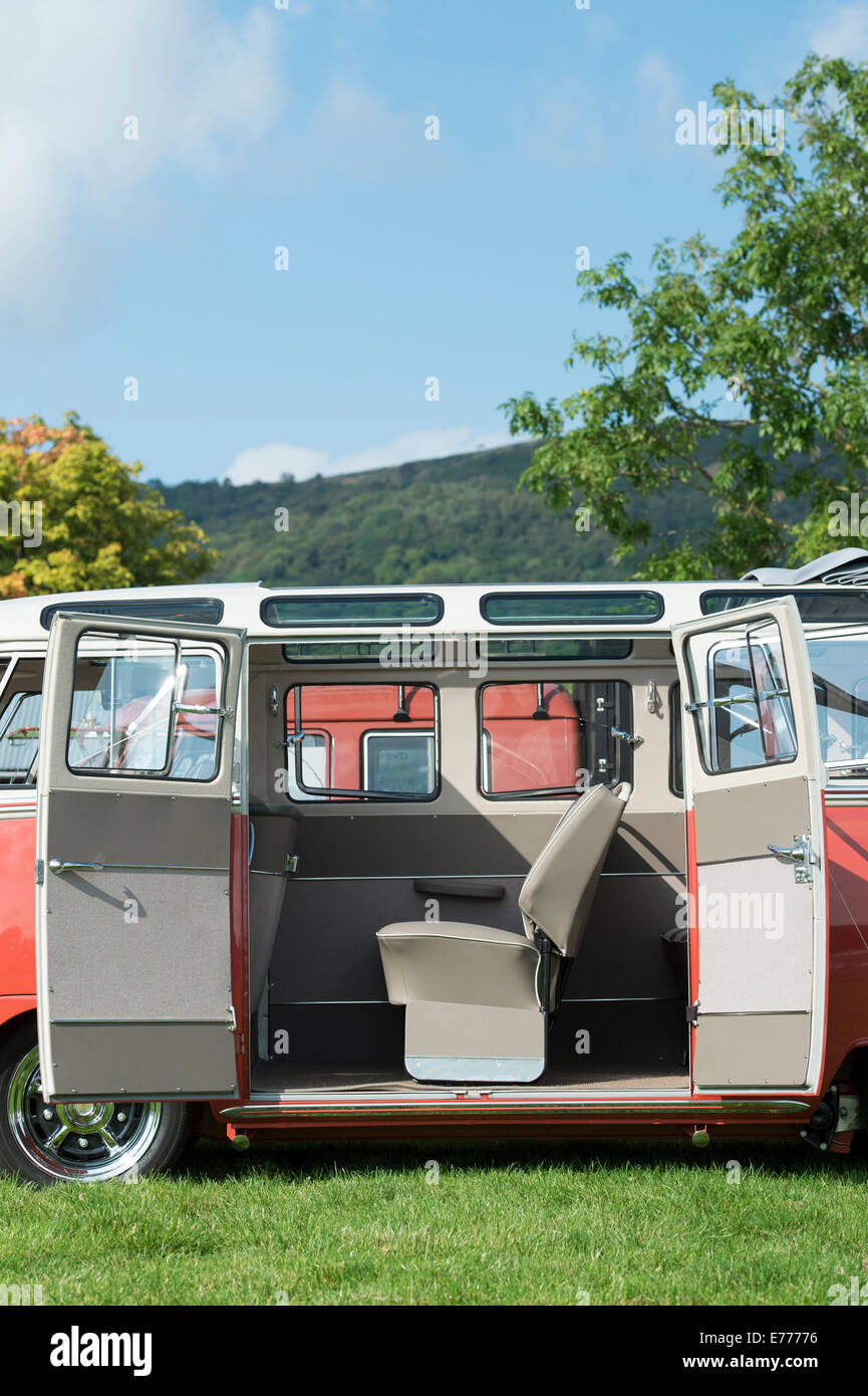 VW Volkswagen écran partagé à l'intérieur de camping-car une VW Show. L'Angleterre Banque D'Images