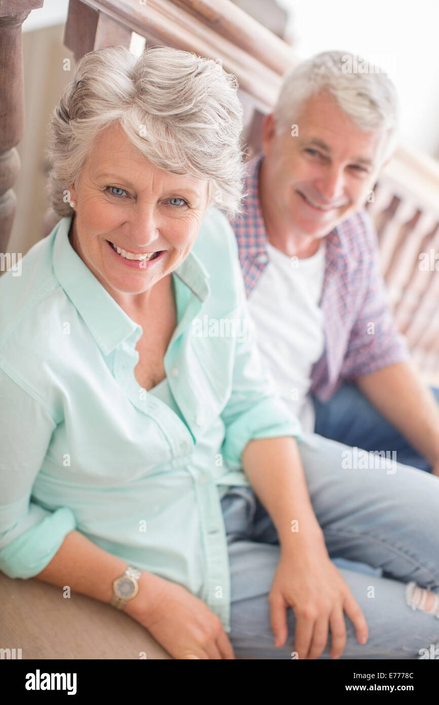 Vieux couple sitting on stairs Banque D'Images