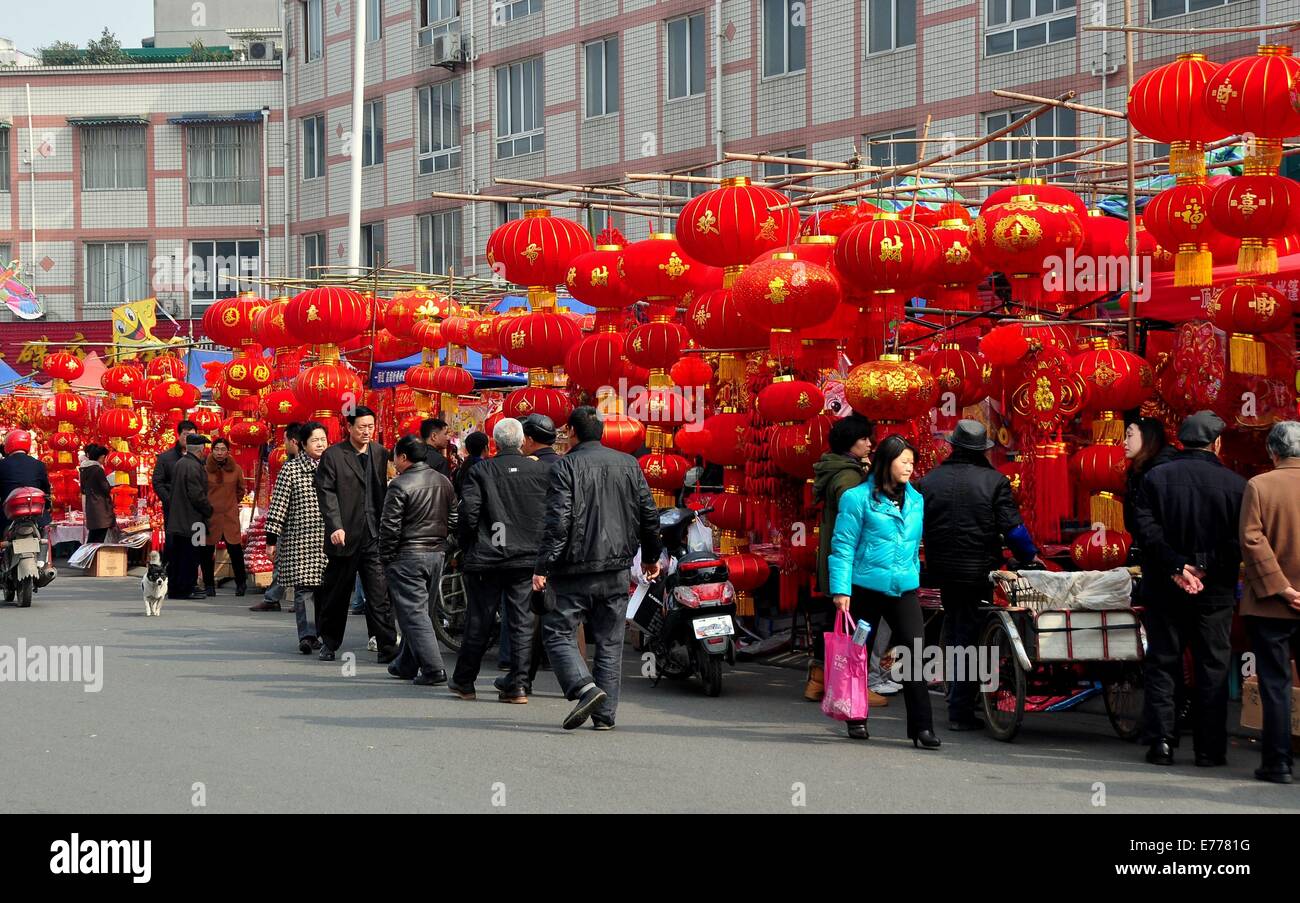 PENGZHOU, CHINE : pour les décorations du Nouvel An chinois au grand marché de plein air Spring Festival Banque D'Images