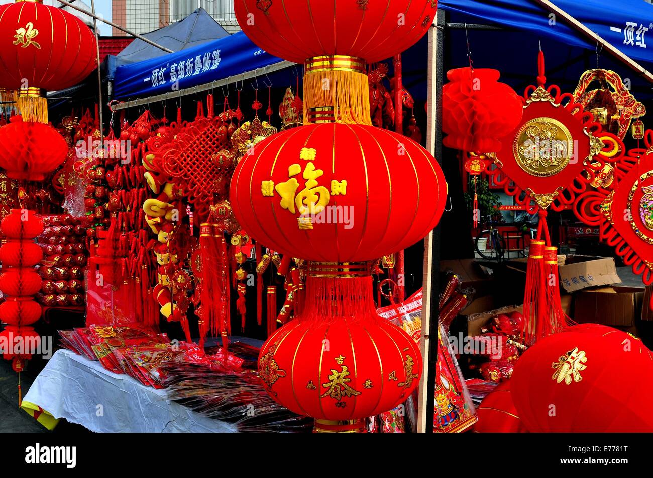 PENGZHOU, CHINE : affiche du vendeur de couleurs rouge et or le Nouvel An Chinois Festival de Printemps décorations Banque D'Images