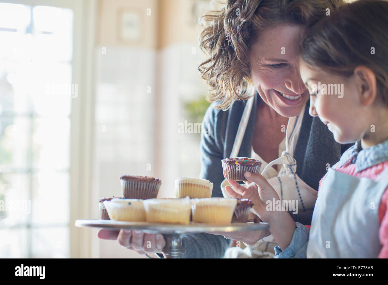 Grand-mère-fille offrant des cupcakes Banque D'Images